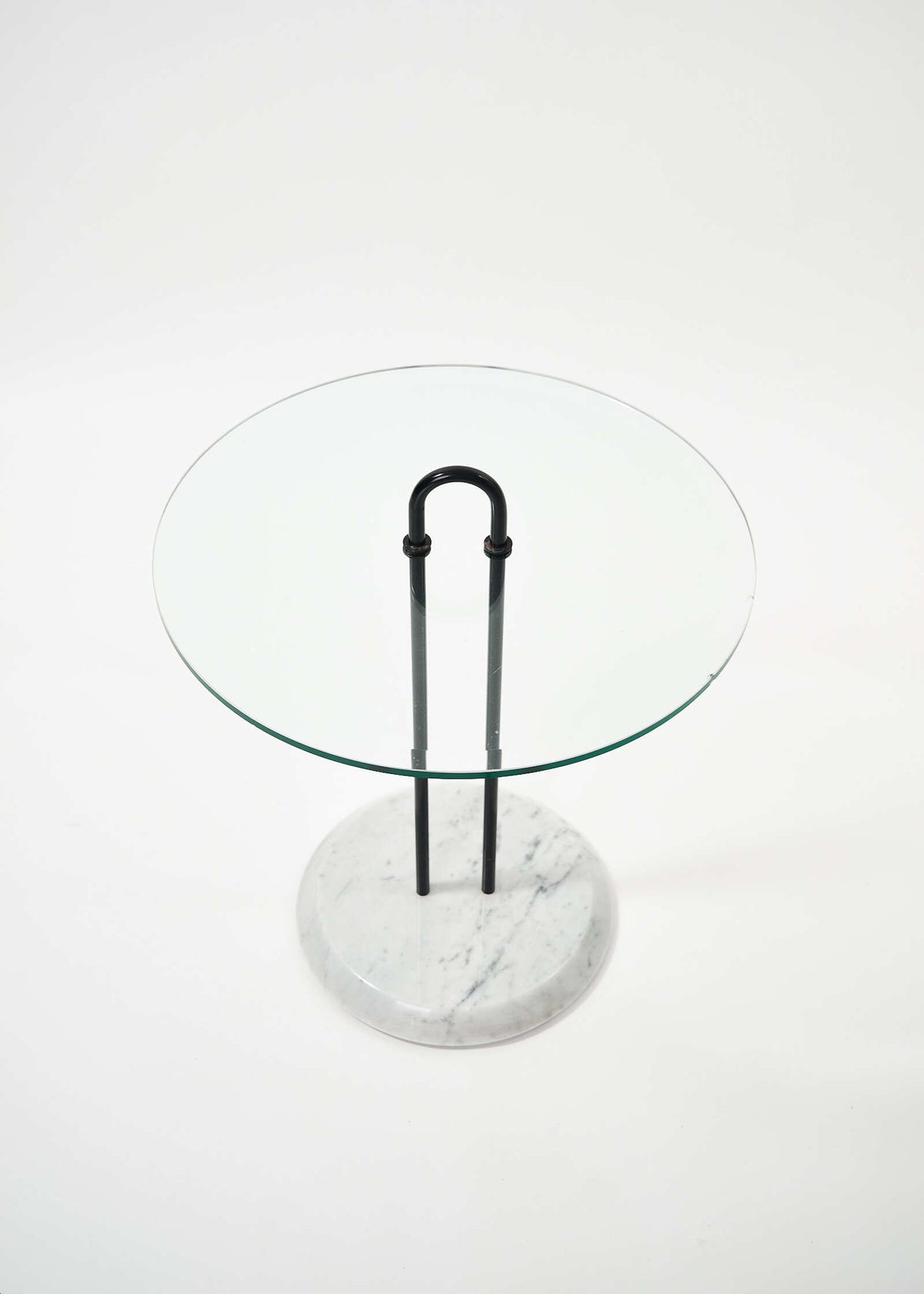 CATTELAN-sidetable-vico-magistretti-fullroom1117