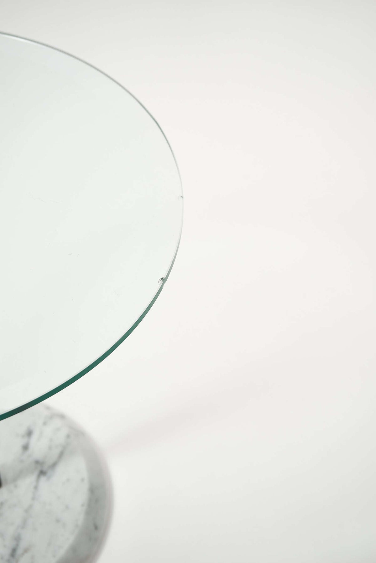 CATTELAN-sidetable-vico-magistretti-fullroom1124