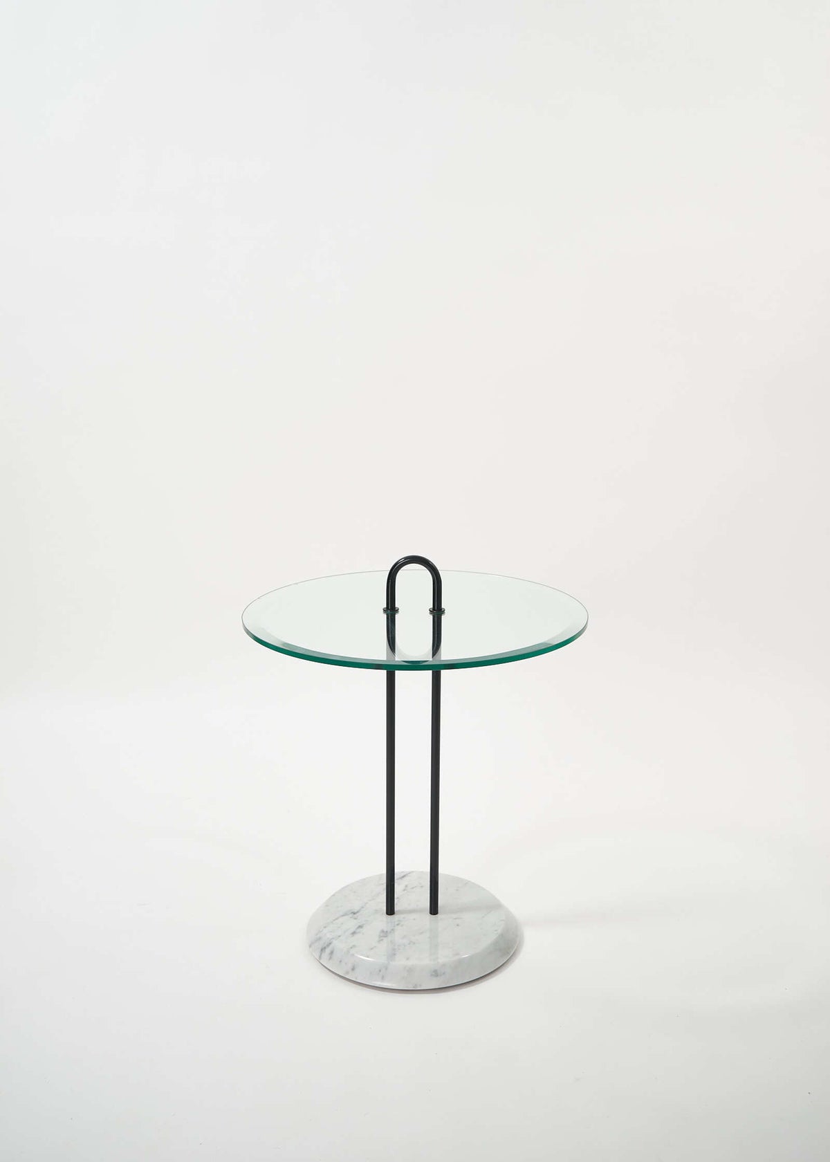 CATTELAN-sidetable-vico-magistretti-fullroom1131
