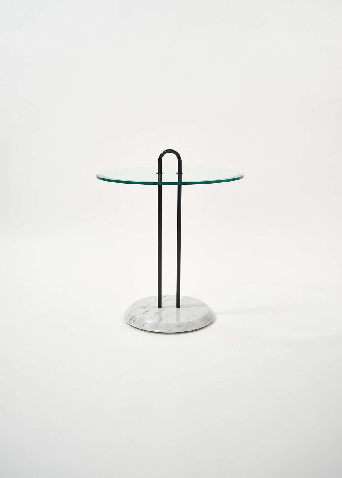 CATTELAN-sidetable-vico-magistretti-fullroom1133