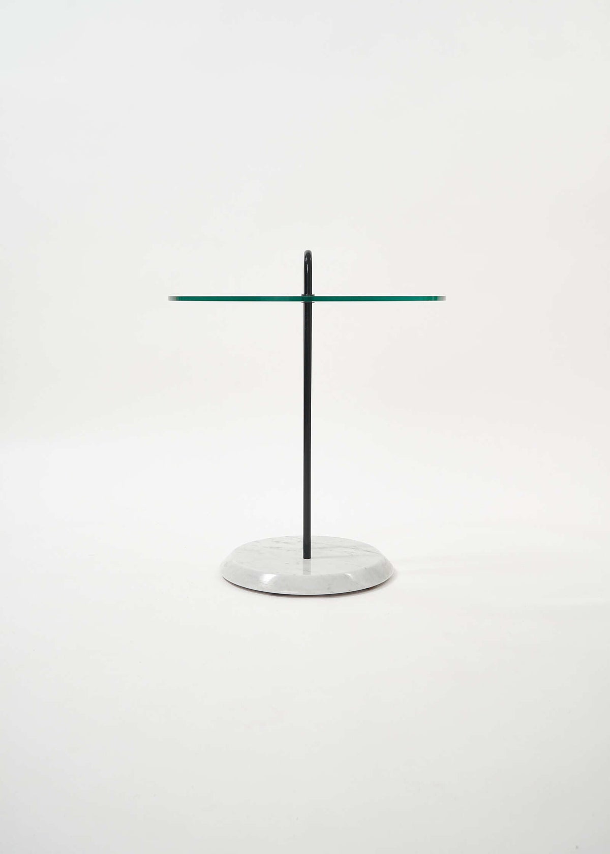 CATTELAN-sidetable-vico-magistretti-fullroom1137
