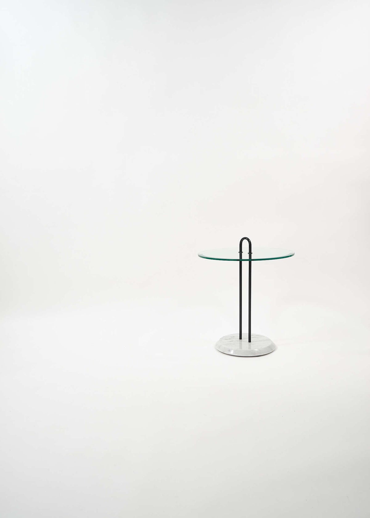 CATTELAN-sidetable-vico-magistretti-fullroom1154