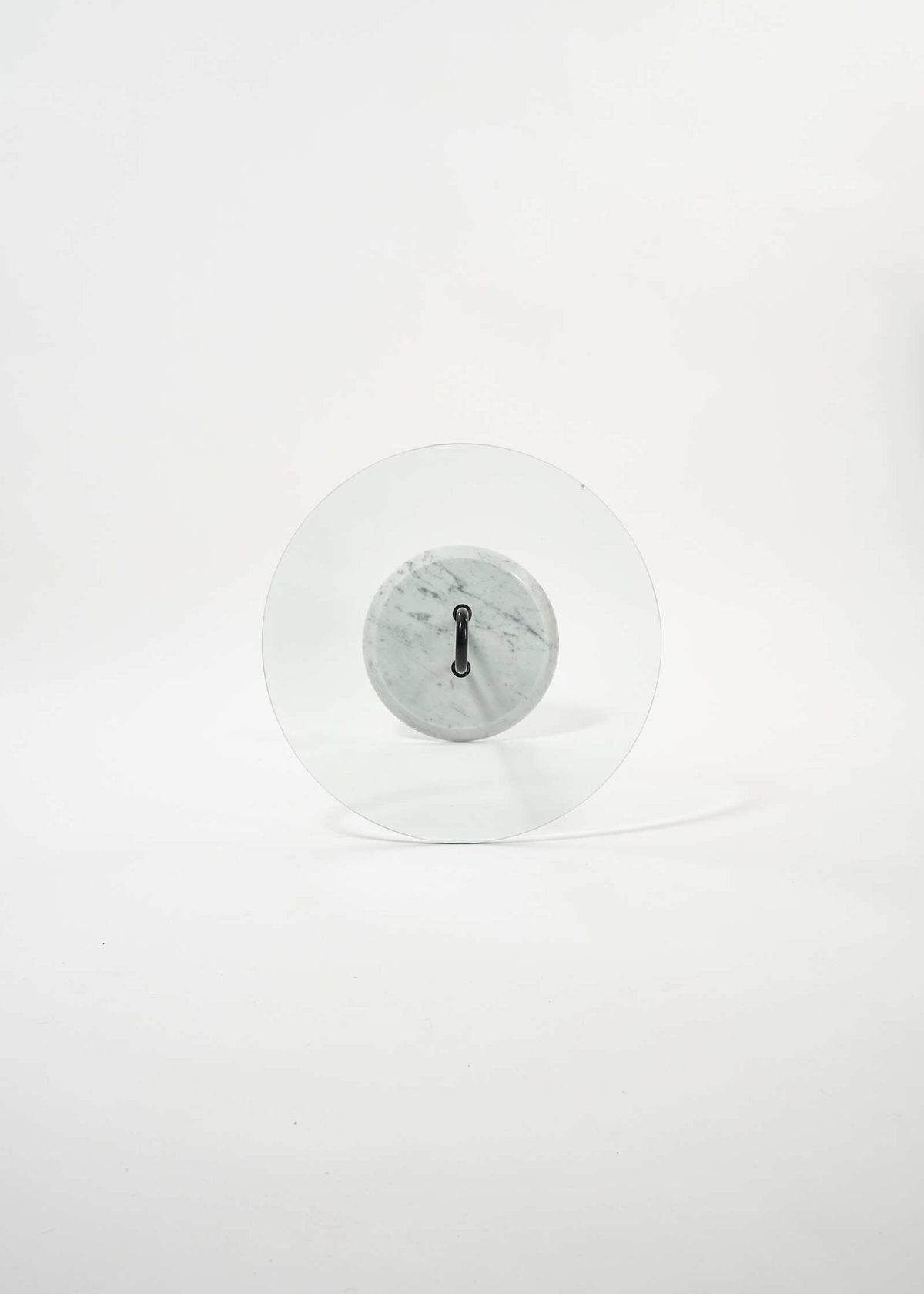 CATTELAN-sidetable-vico-magistretti-fullroom1171