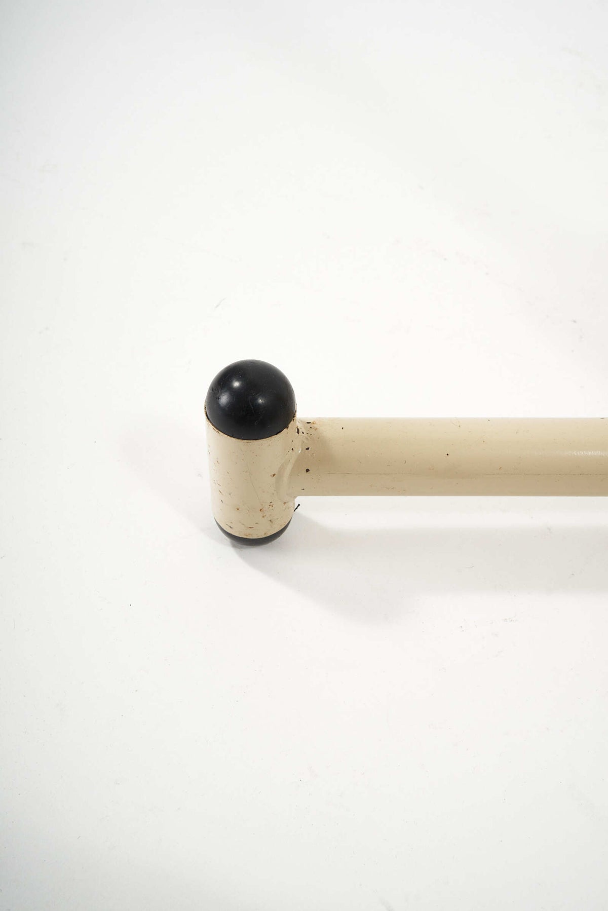 Amisco-Coatstand-Beige-Atomic-FullRoom0513
