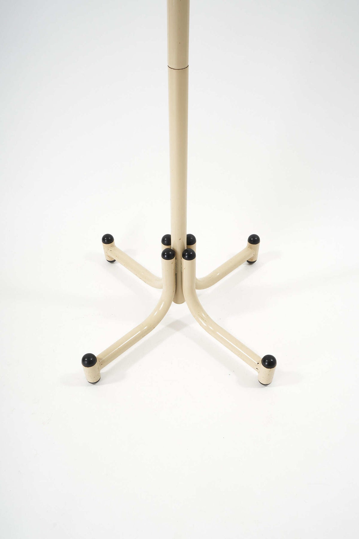 Amisco-Coatstand-Beige-Atomic-FullRoom0515