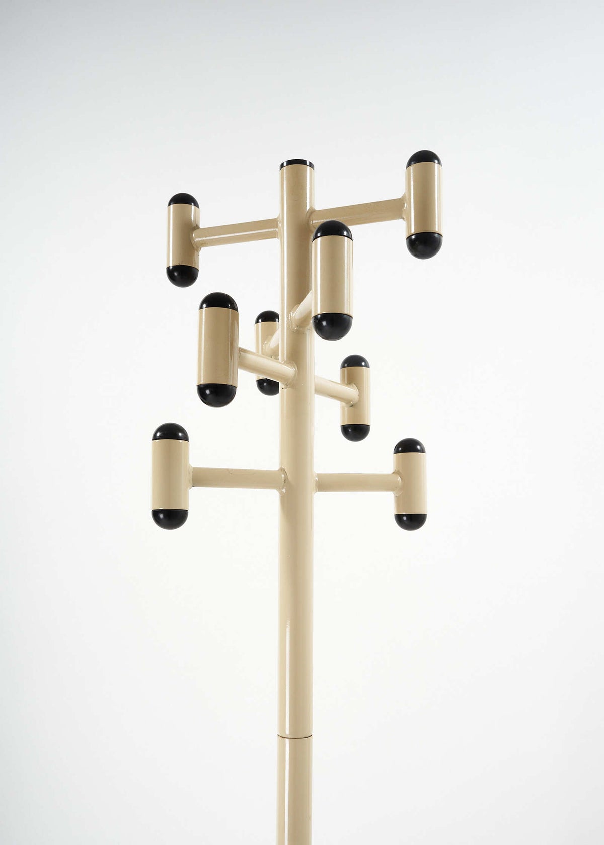 Amisco-Coatstand-Beige-Atomic-FullRoom0516