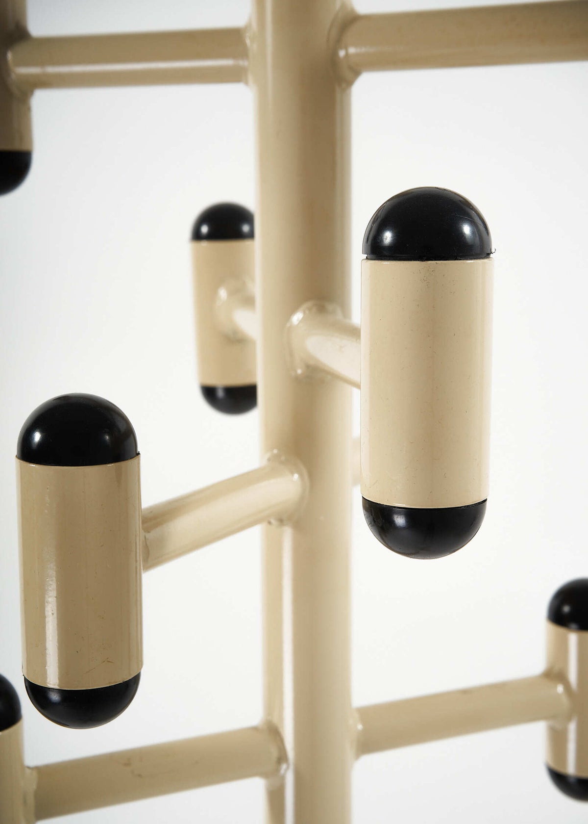 Amisco-Coatstand-Beige-Atomic-FullRoom0519