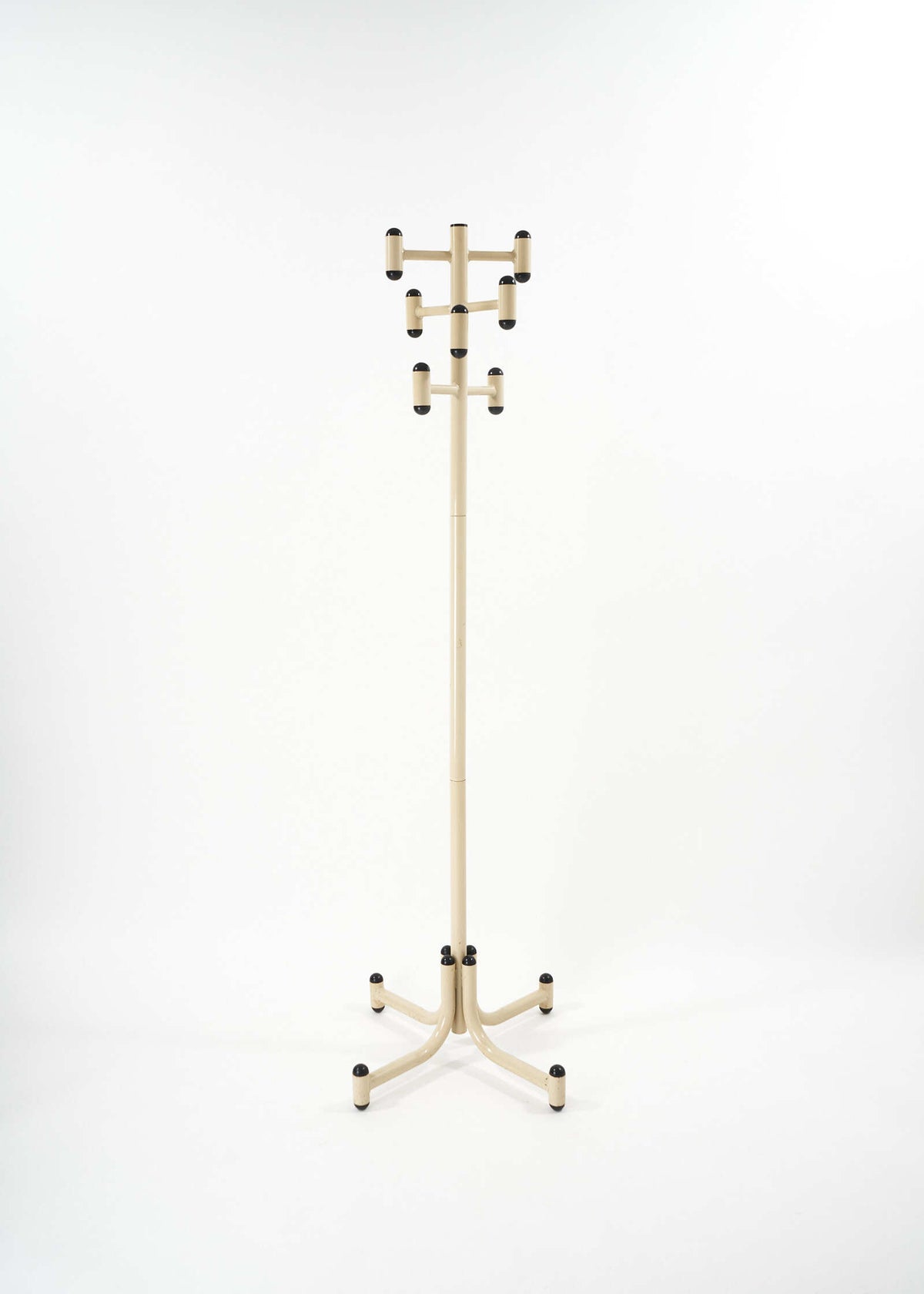 Amisco-Coatstand-Beige-Atomic-FullRoom0522