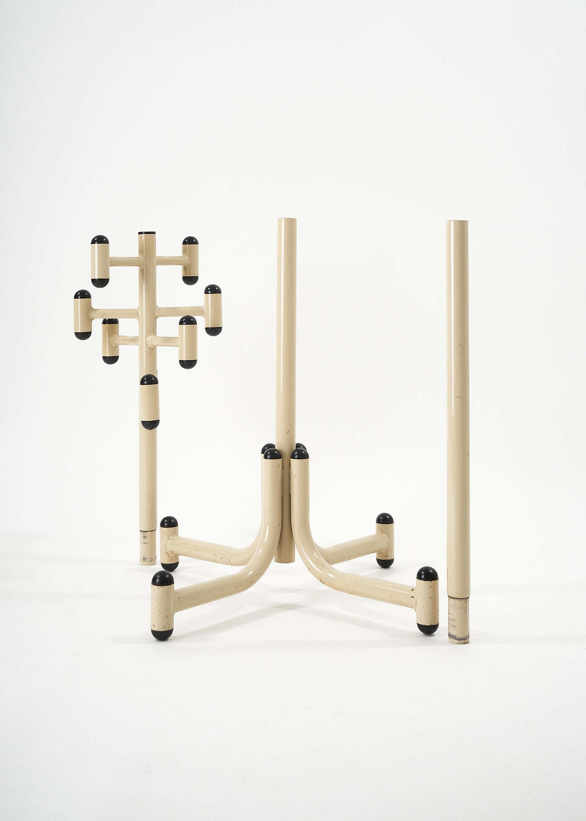 Amisco-Coatstand-Beige-Atomic-FullRoom0531