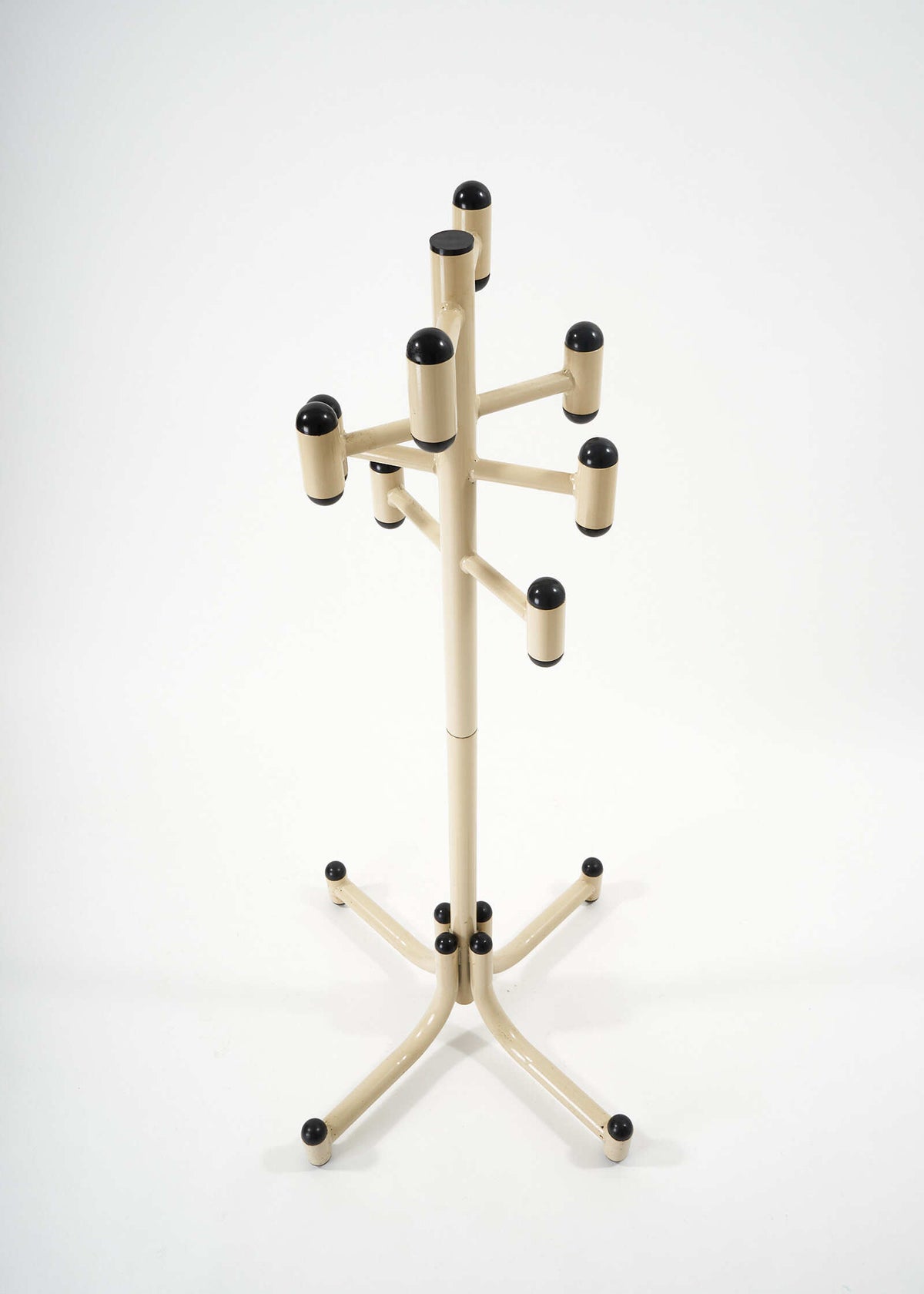 Amisco-Coatstand-Beige-Atomic-FullRoom0533