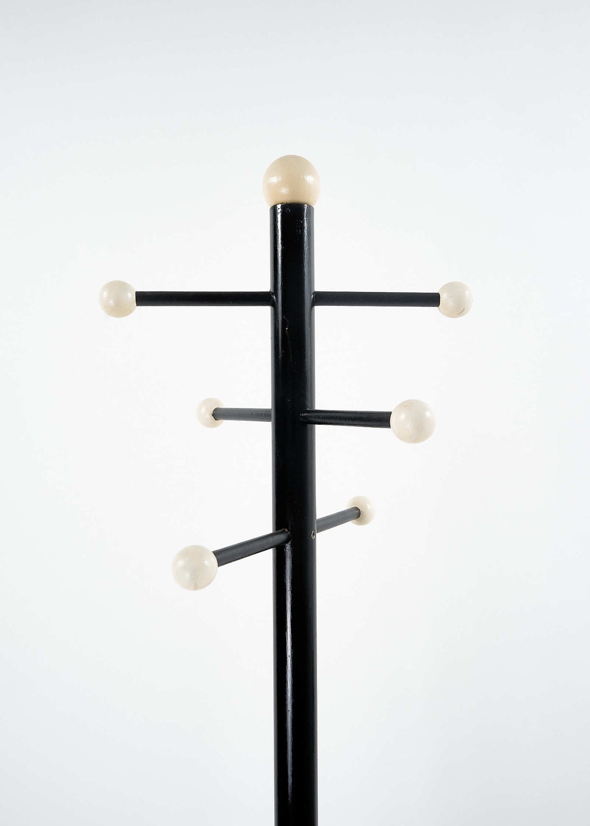Artisanal-Coatstand-Atomic-Age-FullRoom1099