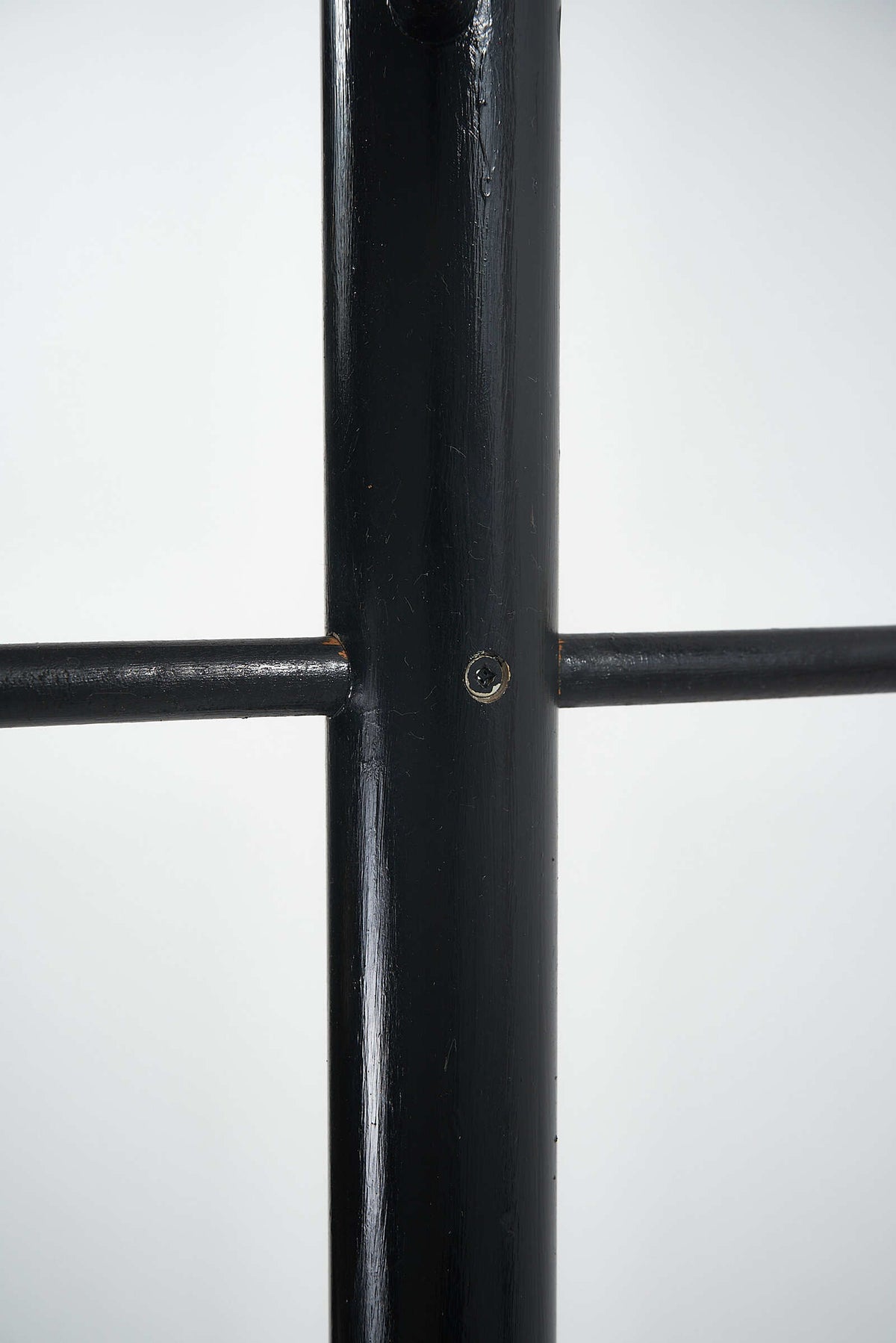 Artisanal-Coatstand-Atomic-Age-FullRoom1107