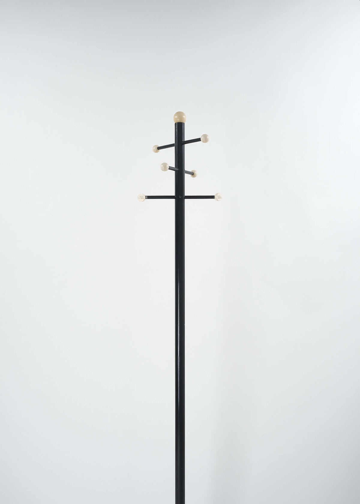 Artisanal-Coatstand-Atomic-Age-FullRoom1112