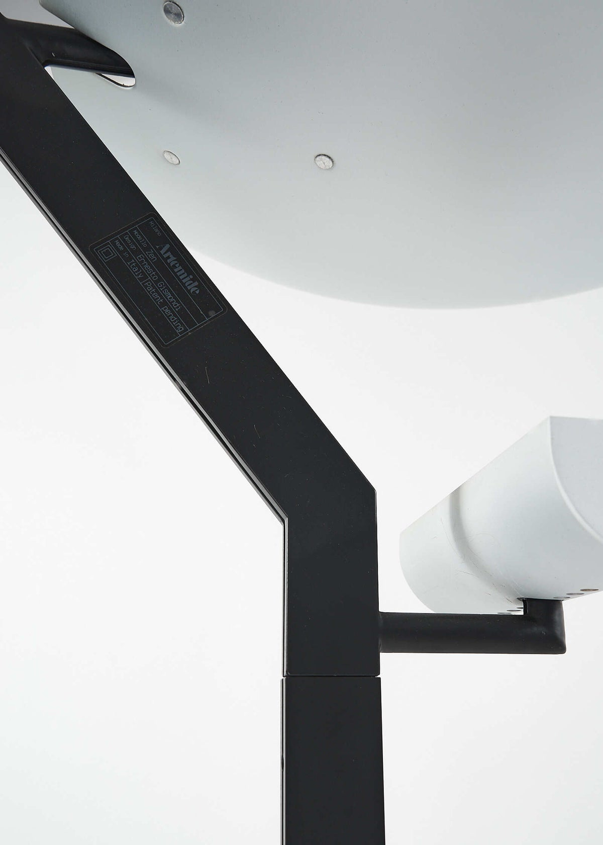 Zen-lamp-Ernesto-Gismondi-Artemide- FullRoom1078