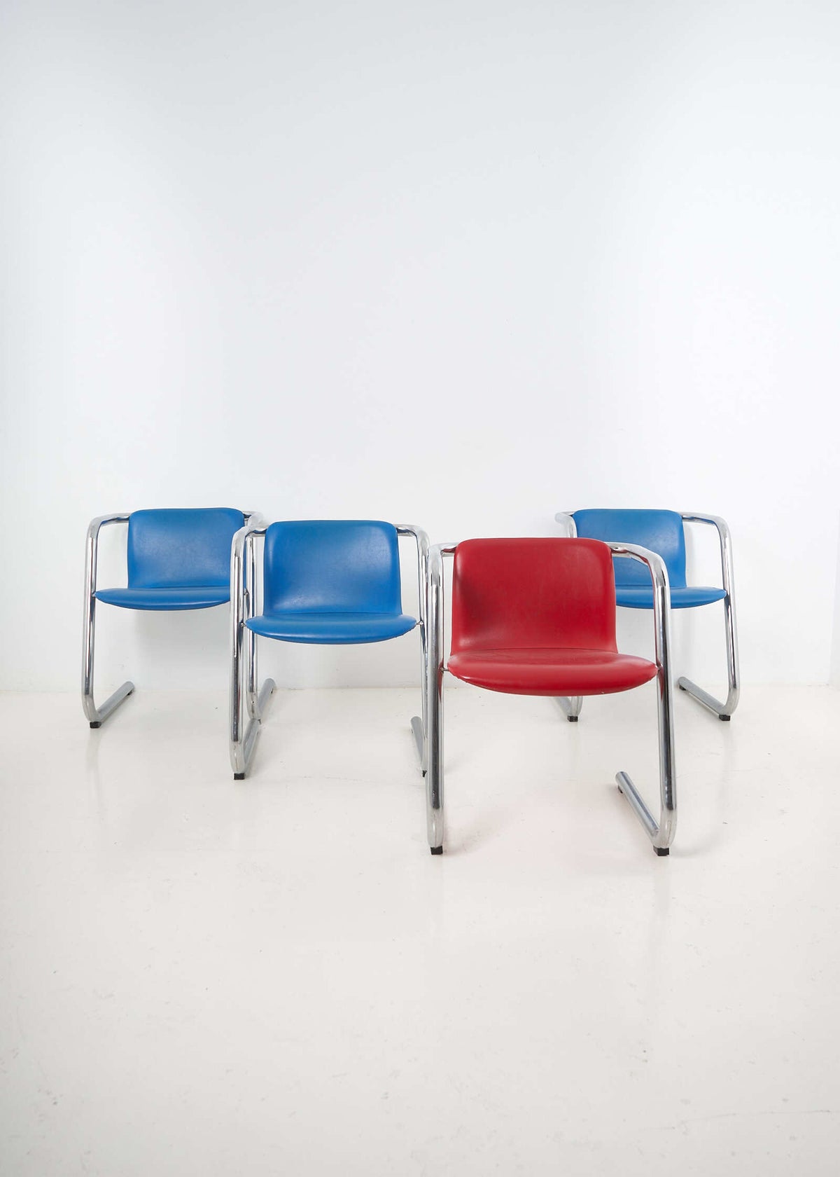 100:300-chairs-PhilipSalmon-HughHamilton-Kinetics-FullRoom-1358