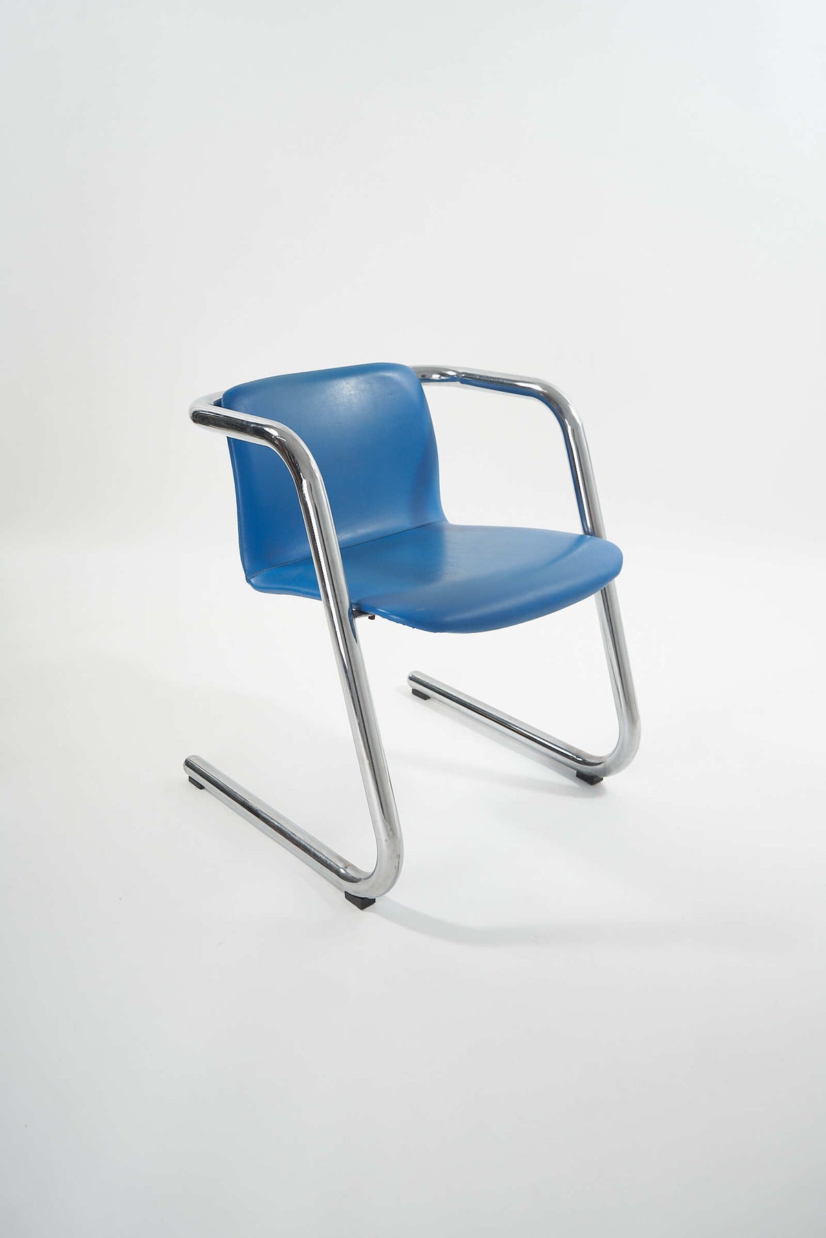 100:300-chairs-PhilipSalmon-HughHamilton-Kinetics-FullRoom-1879