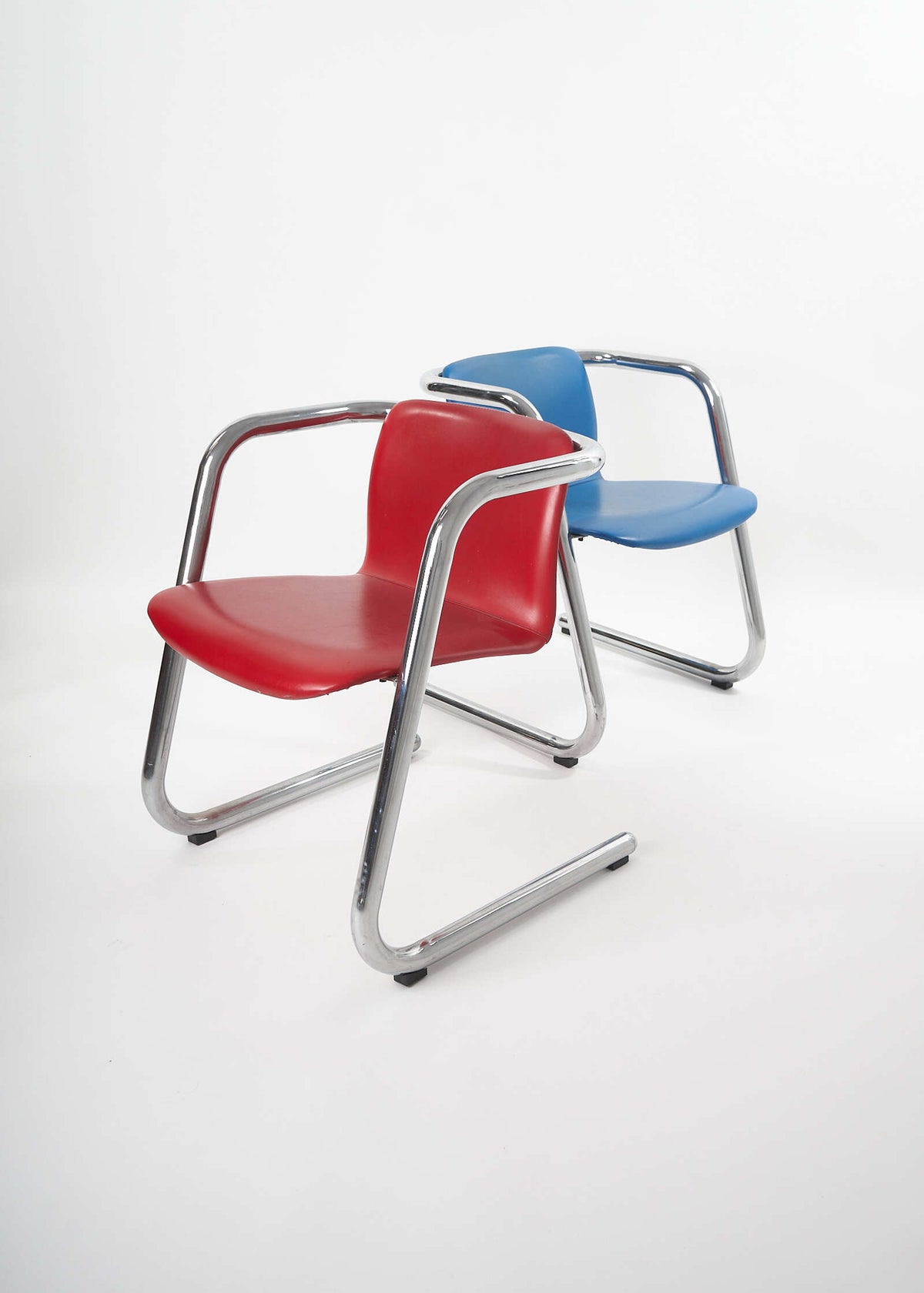 100:300-chairs-PhilipSalmon-HughHamilton-Kinetics-FullRoom-1918