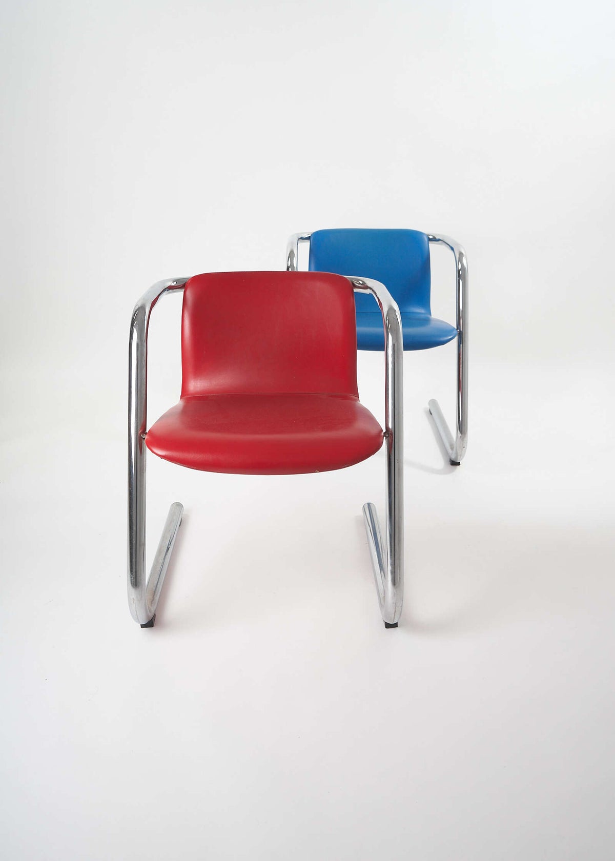 100:300-chairs-PhilipSalmon-HughHamilton-Kinetics-FullRoom-1923