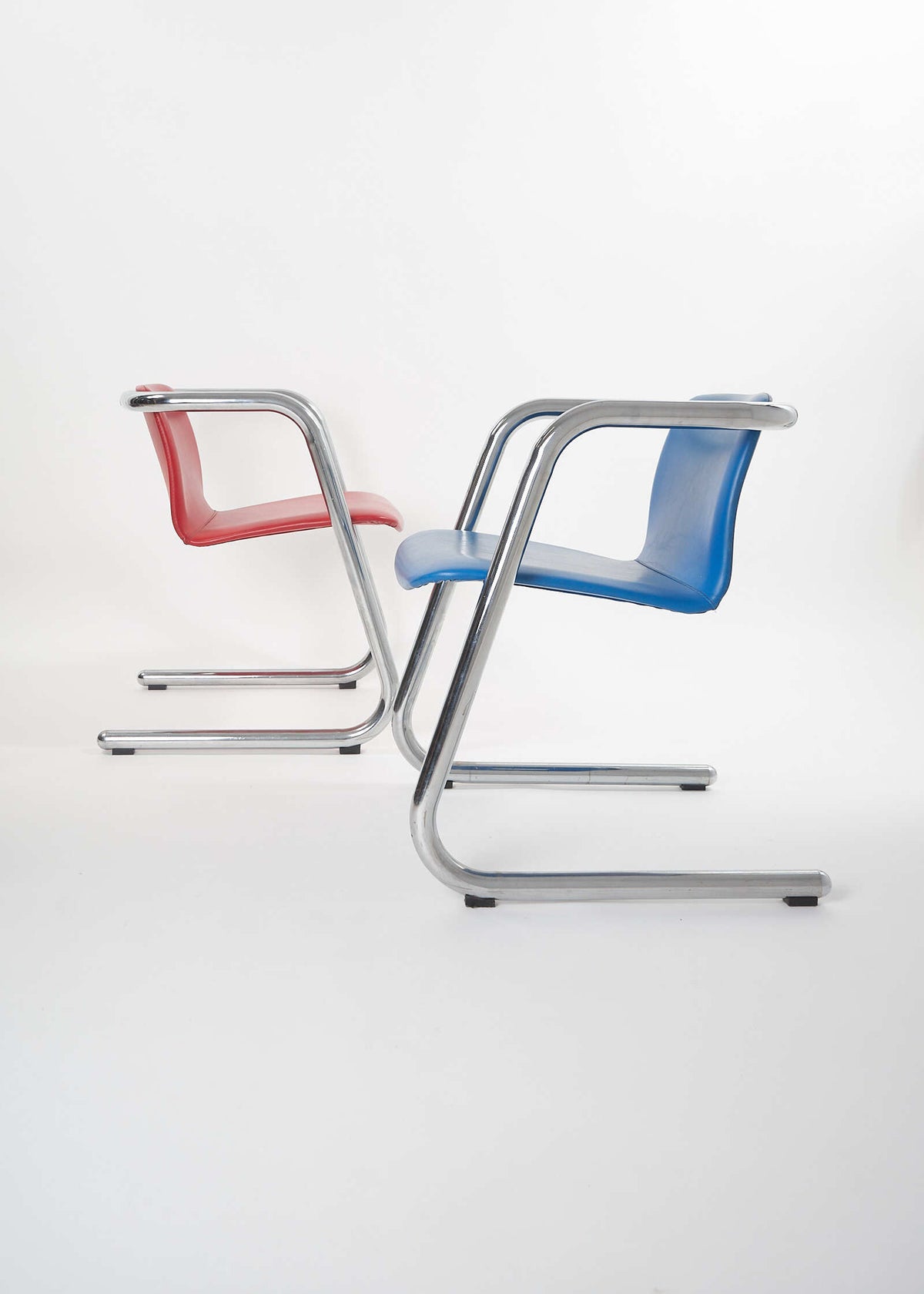 100:300-chairs-PhilipSalmon-HughHamilton-Kinetics-FullRoom-1945
