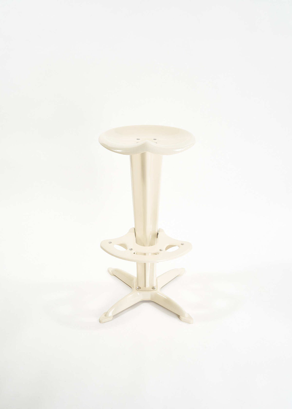 Lotus-Stool-Yasu-Sasamoto-Dulton-FullRoom2162