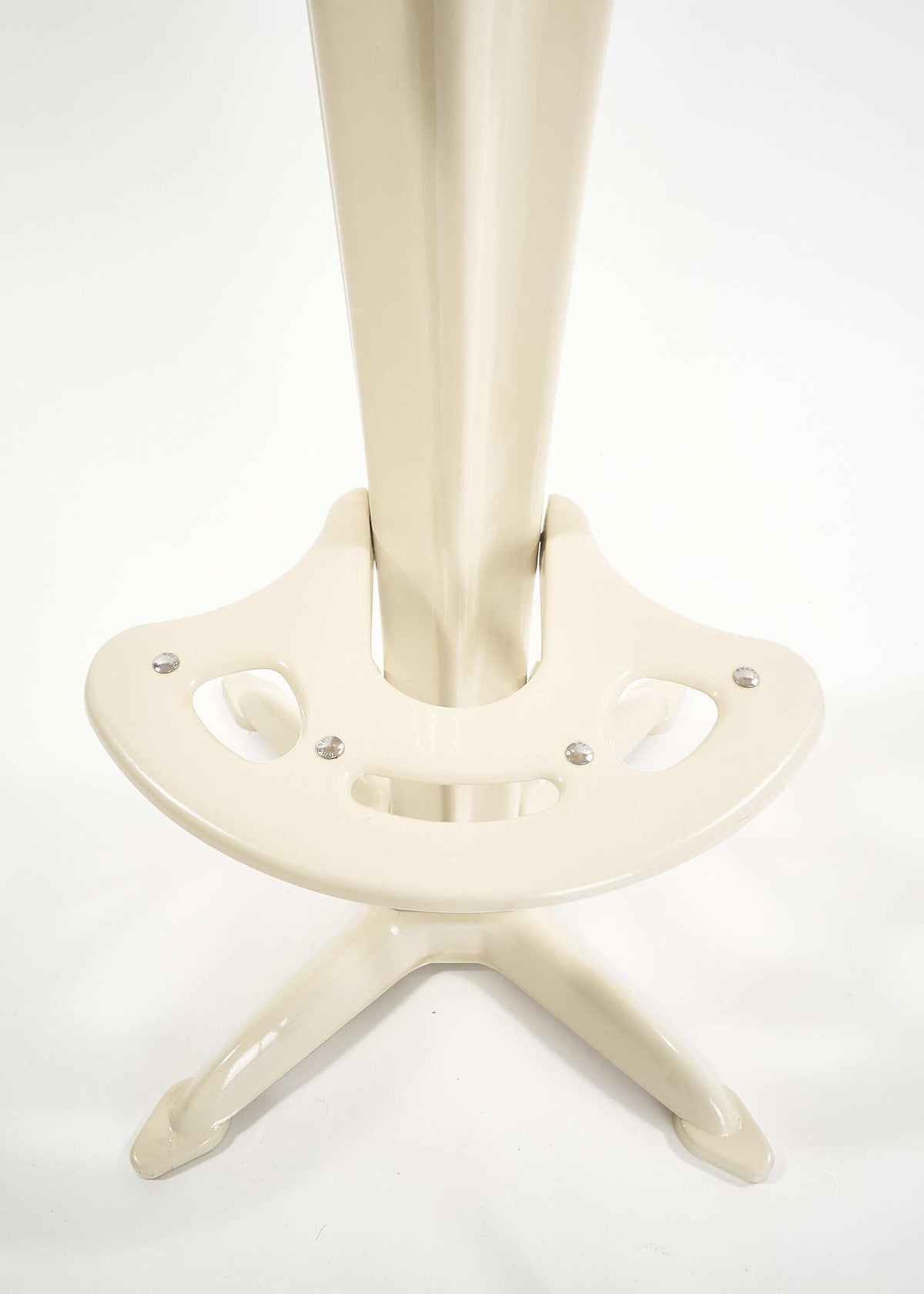 Lotus-Stool-Yasu-Sasamoto-Dulton-FullRoom2172