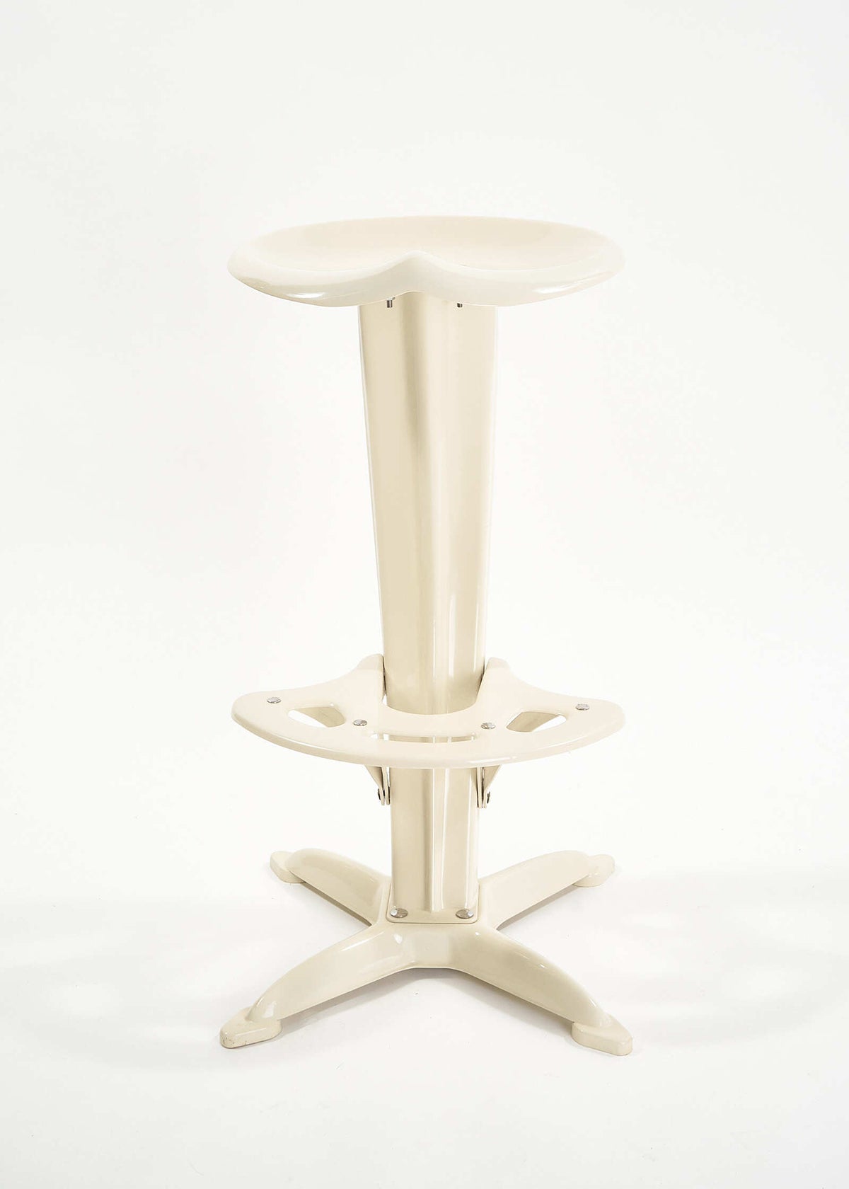 Lotus-Stool-Yasu-Sasamoto-Dulton-FullRoom2185