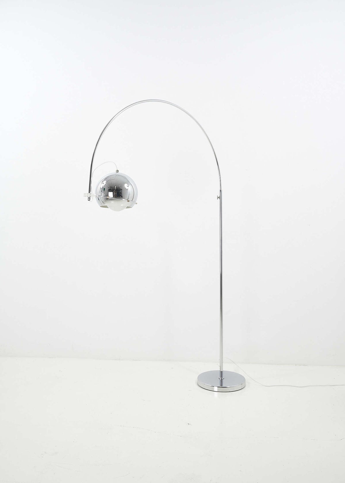 GEPO-Amsterdam-leucthen-ArcLamp-FullRoom1540