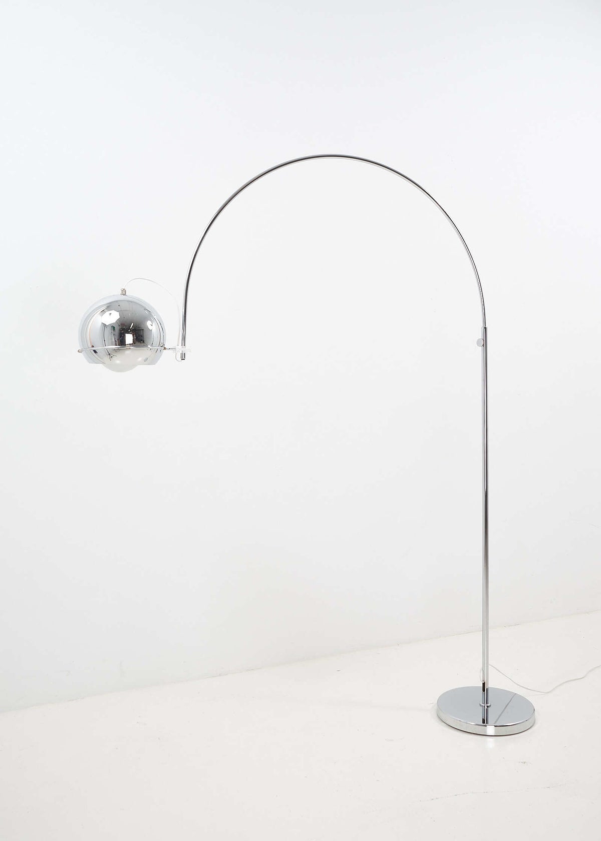 GEPO-Amsterdam-leucthen-ArcLamp-FullRoom1545