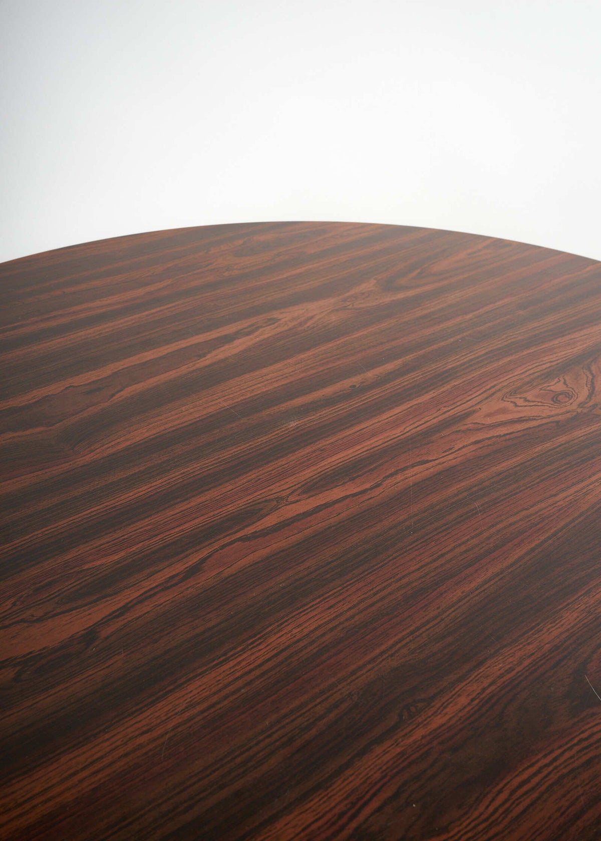 Treco-table-AvantGarde2000-FullRoom1654