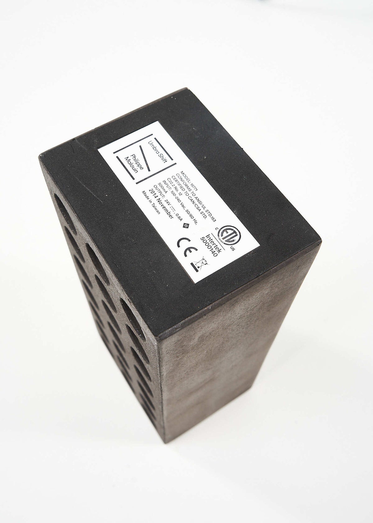 Brick-lamp-umbrashift-philippe-malouin-fullroom1344