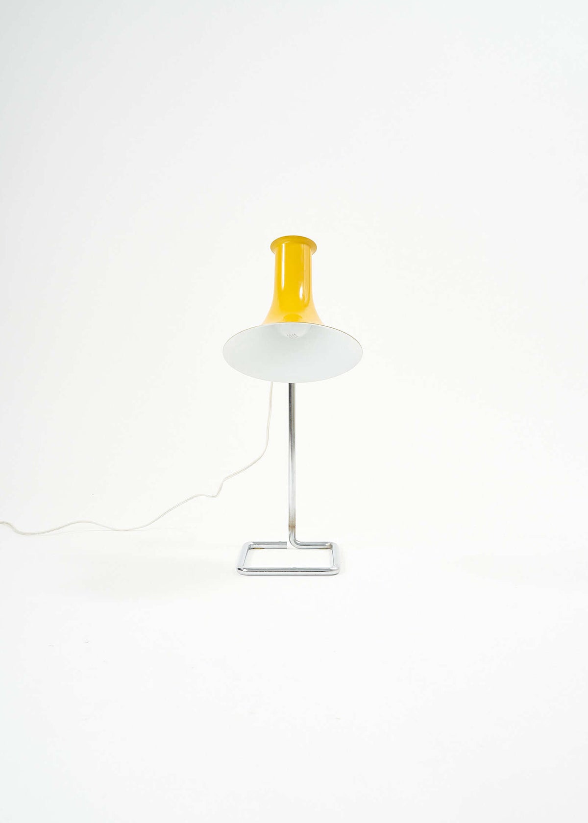 Tulip-Lyskaer-desk-lamp-fullroom1605