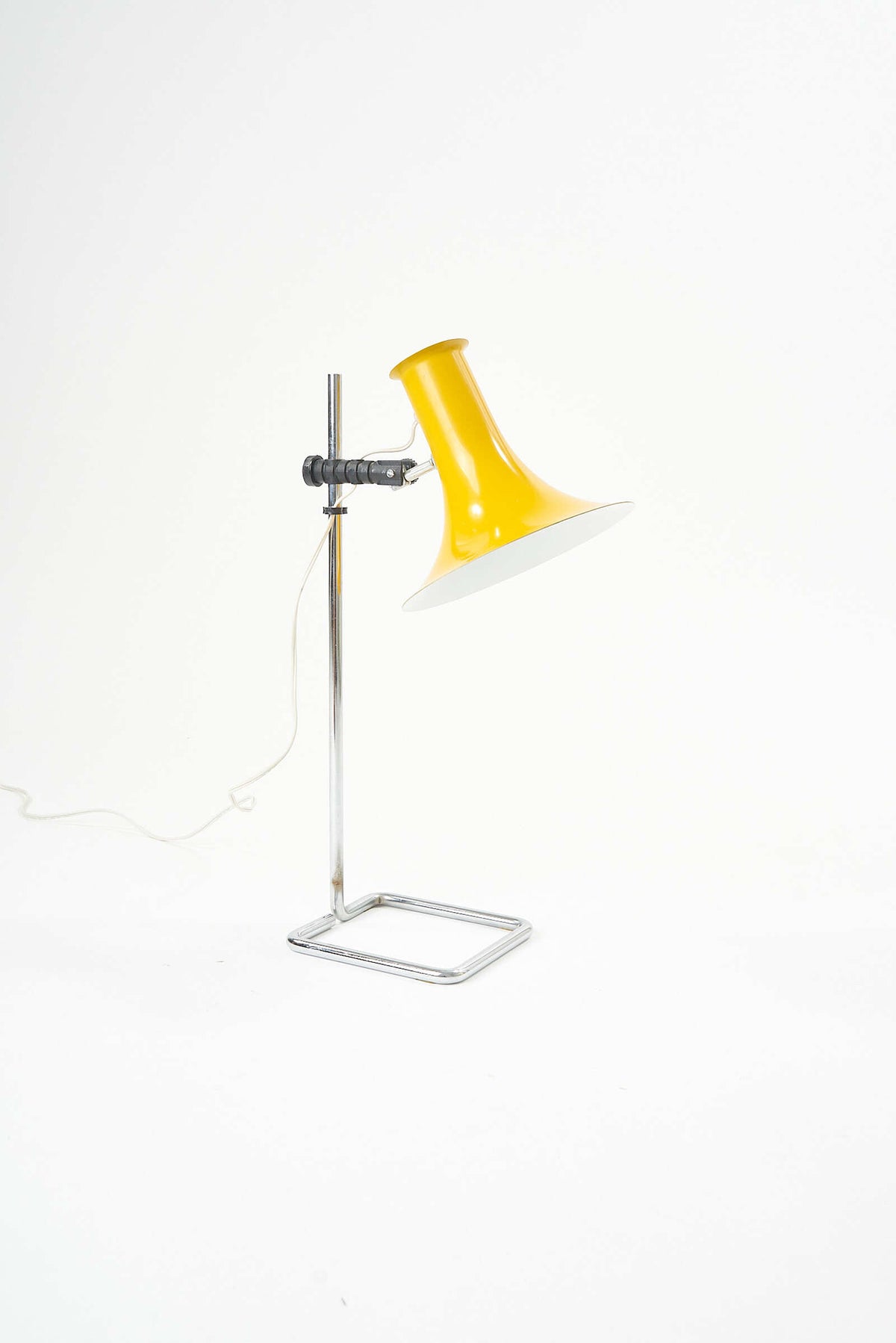 Tulip-Lyskaer-desk-lamp-fullroom1607