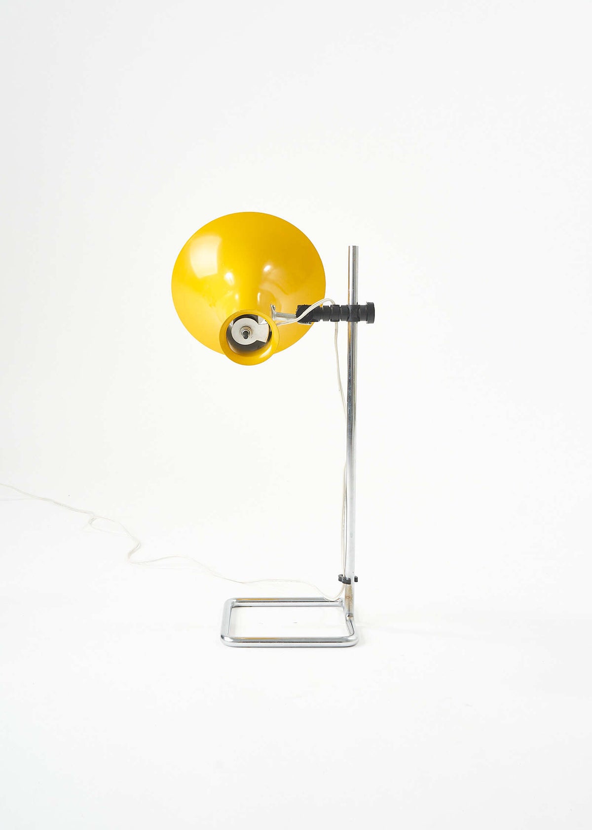Tulip-Lyskaer-desk-lamp-fullroom1611