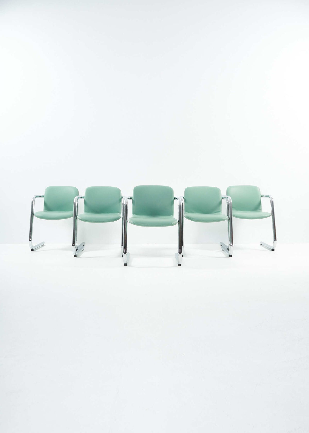 Kinetics-chairs-PhilipSalmon-HughHamilton-FullRoom1055