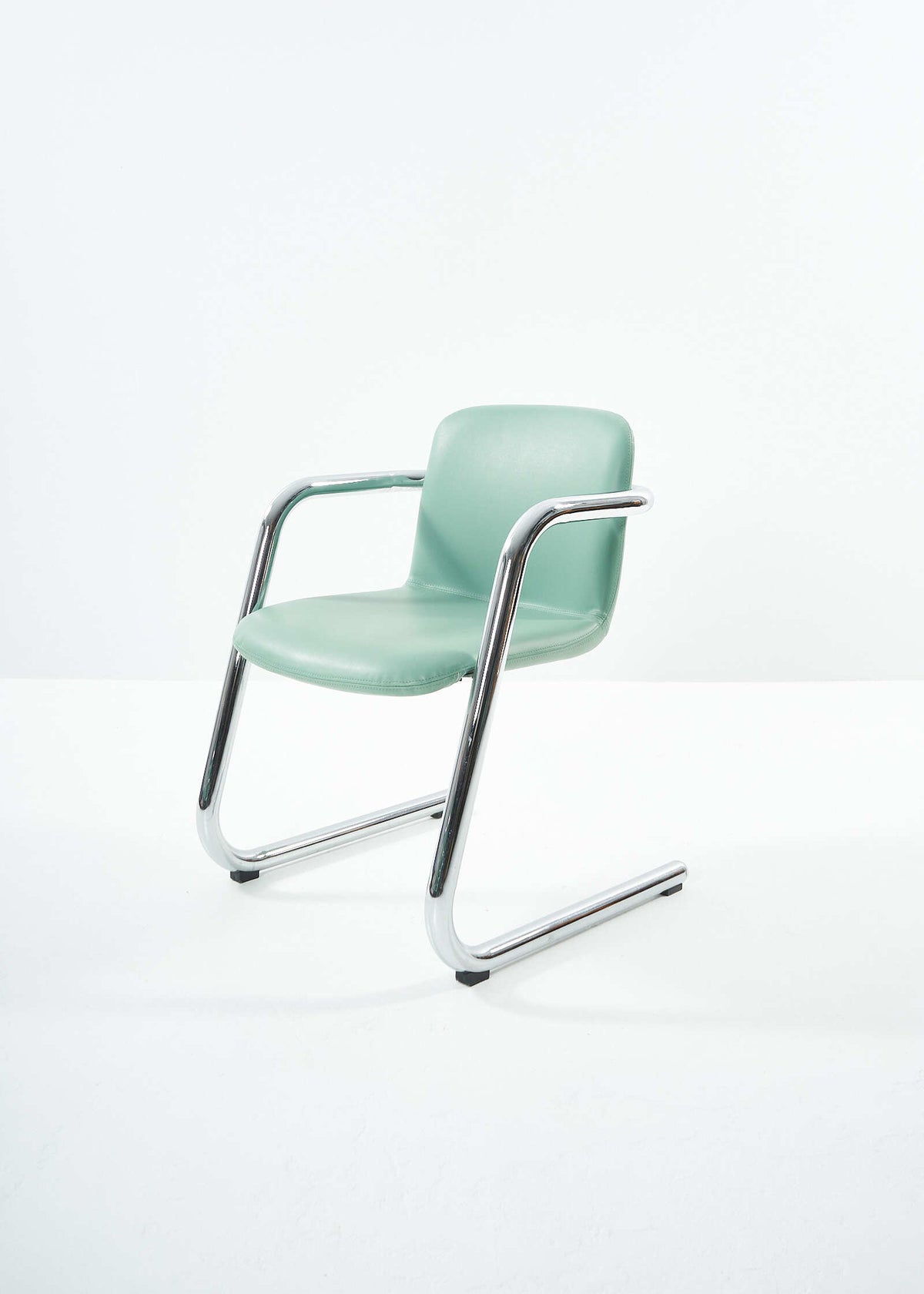 Kinetics-chairs-PhilipSalmon-HughHamilton-FullRoom1337