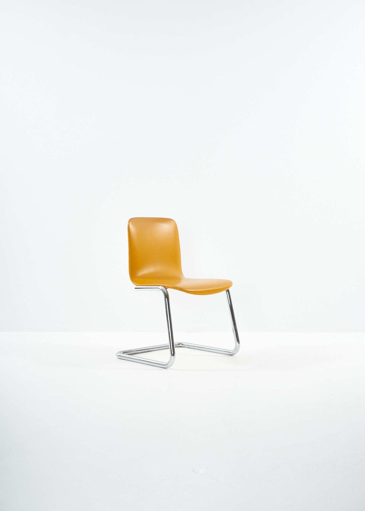 Cantilever-Kinetics-Chairs-PhilipSalmon-HughHamilton-FullRoom1886