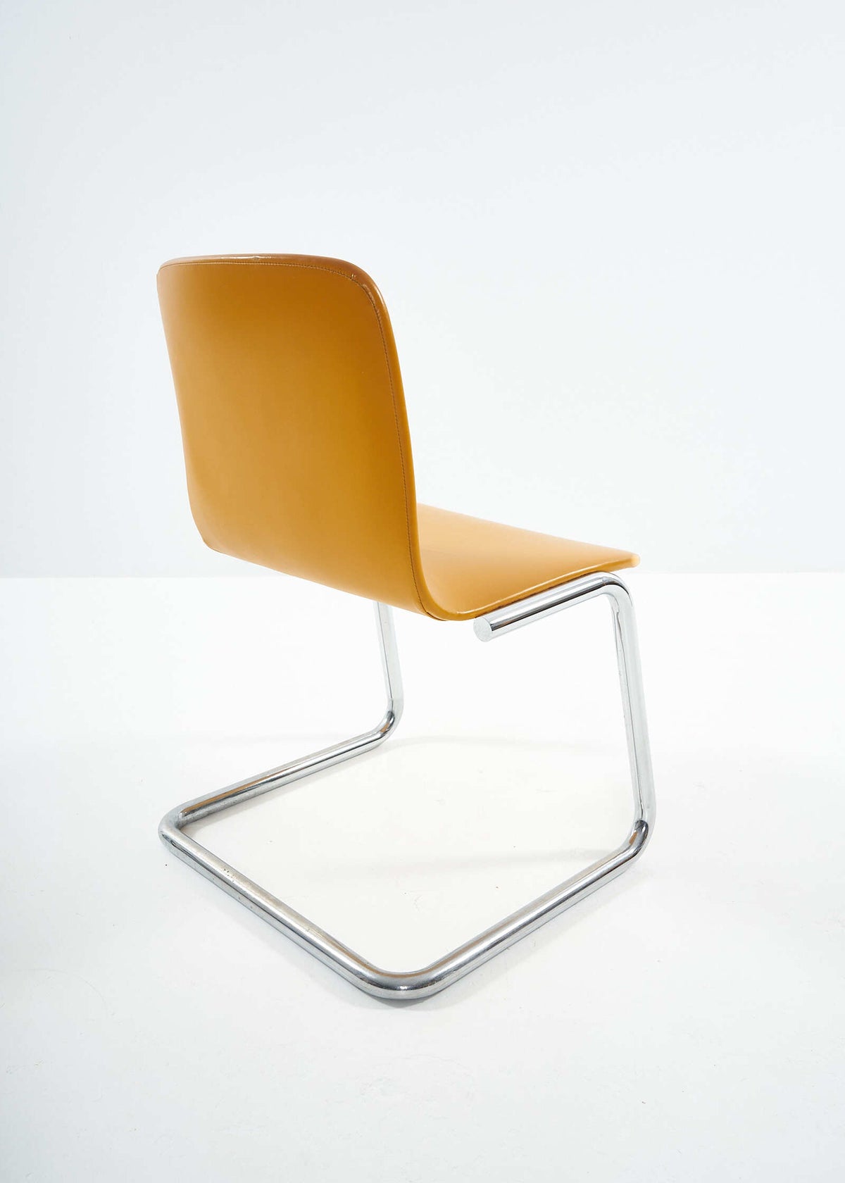 Cantilever-Kinetics-Chairs-PhilipSalmon-HughHamilton-FullRoom1898