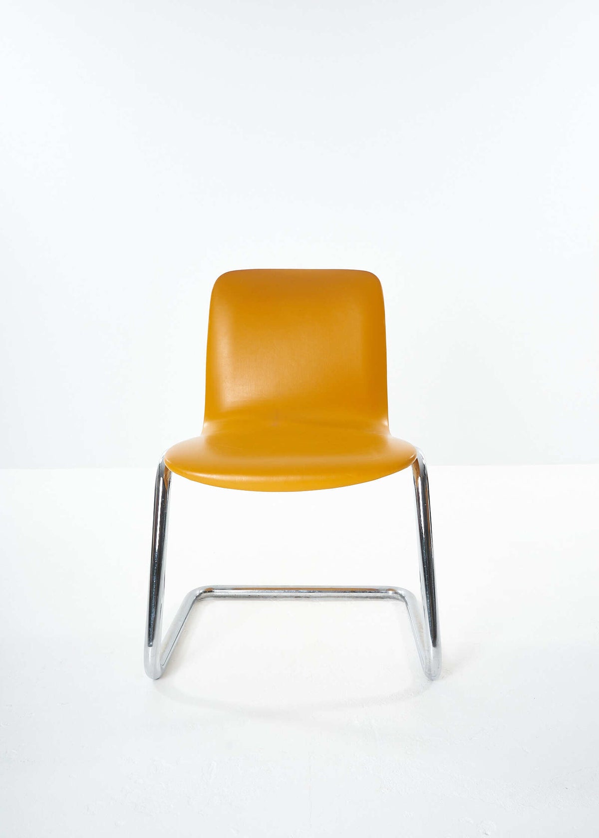 Cantilever-Kinetics-Chairs-PhilipSalmon-HughHamilton-FullRoom2163