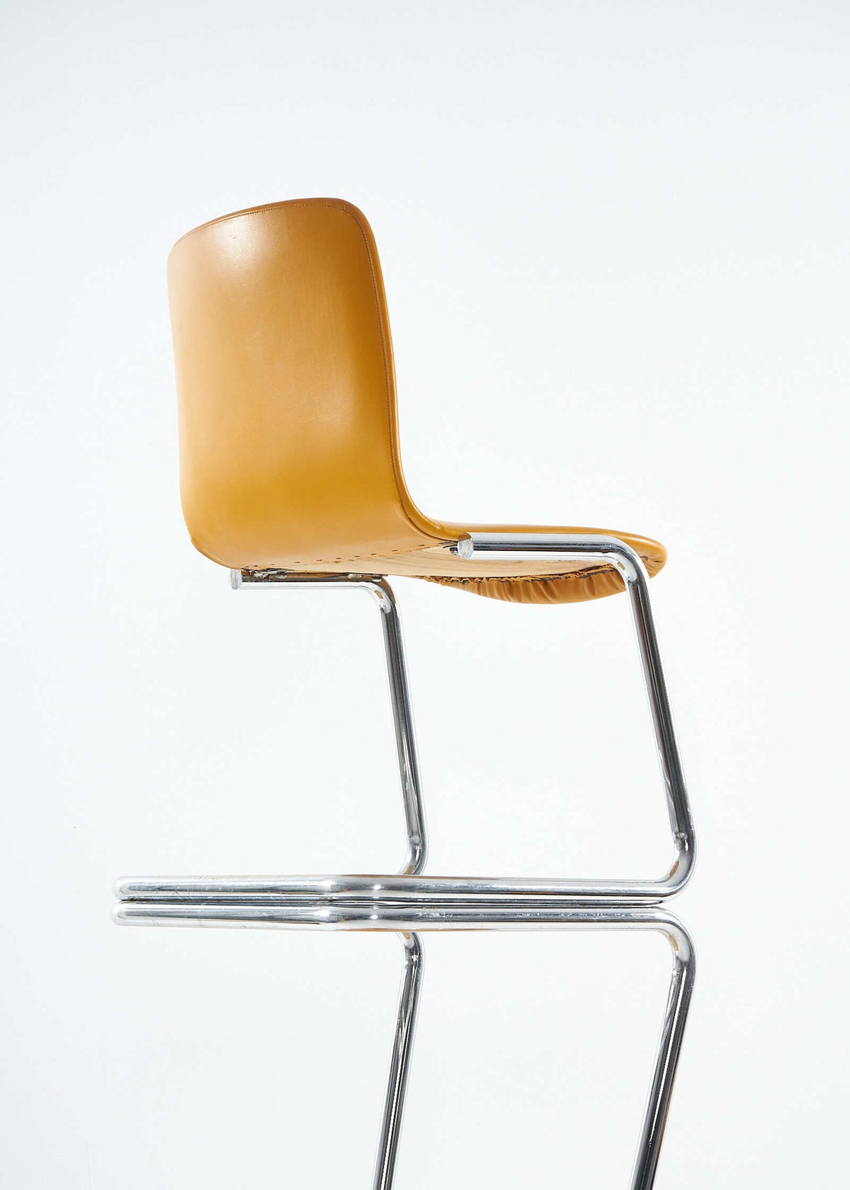 Cantilever-Kinetics-Chairs-PhilipSalmon-HughHamilton-FullRoom2179