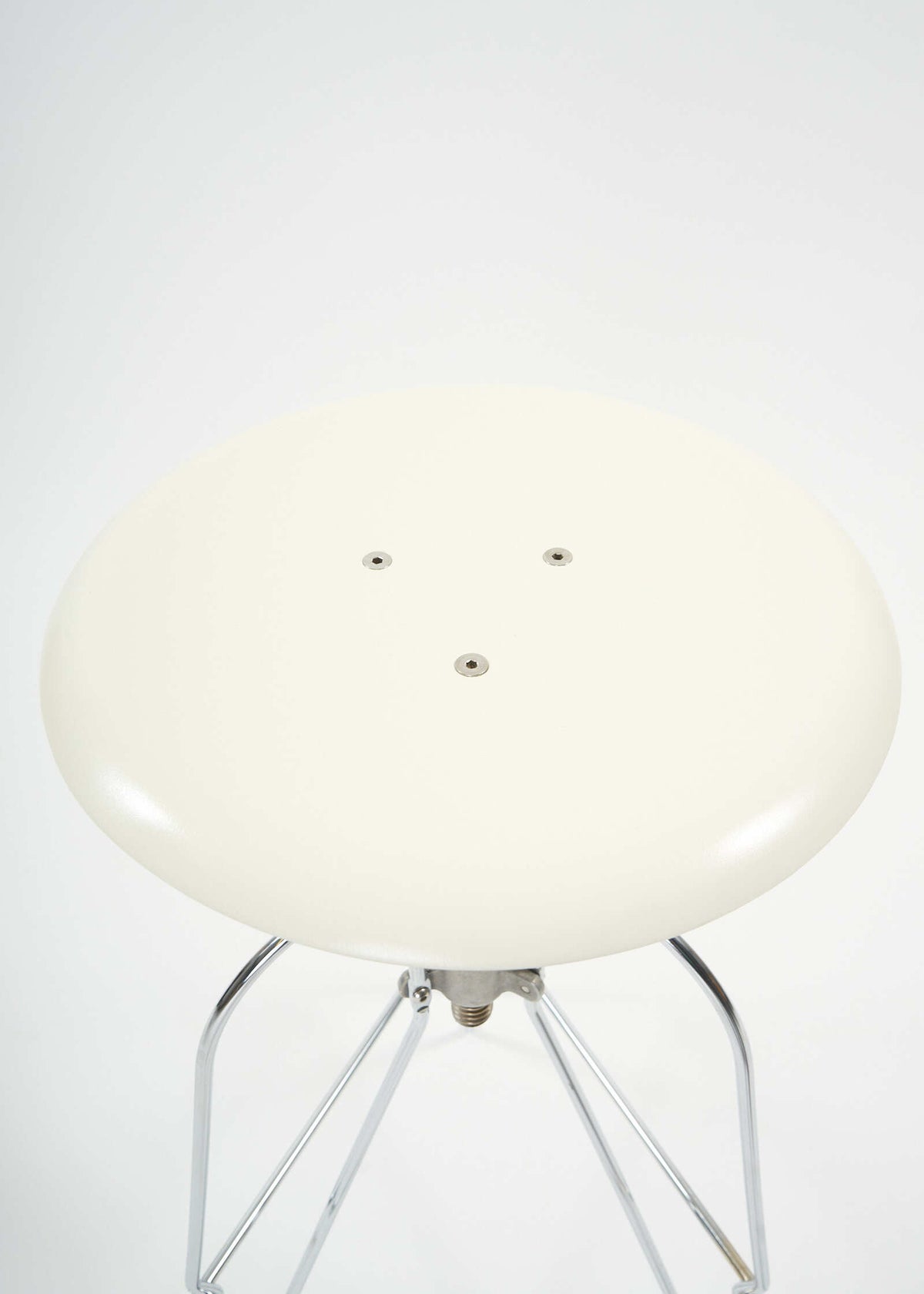 ModelSix-Jeff-Covey-stool-HermanMiller-FullRoom2720