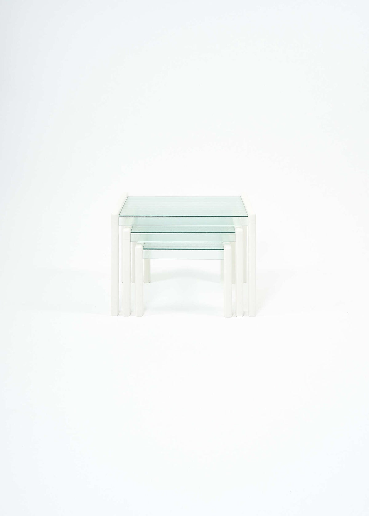 Nesting-tables-gigognes-glass-FullRoom4398