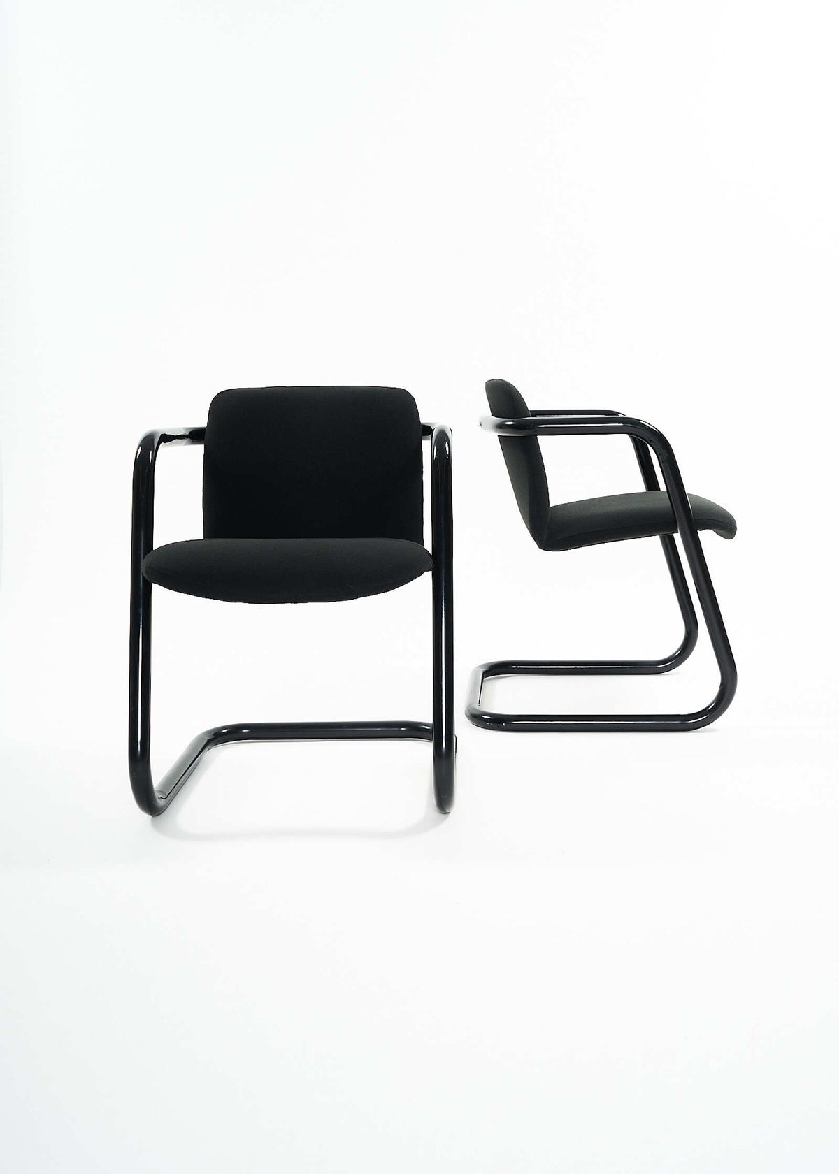 C100-300-Kinetics-Chair-JefferyFear-FullRoom0272