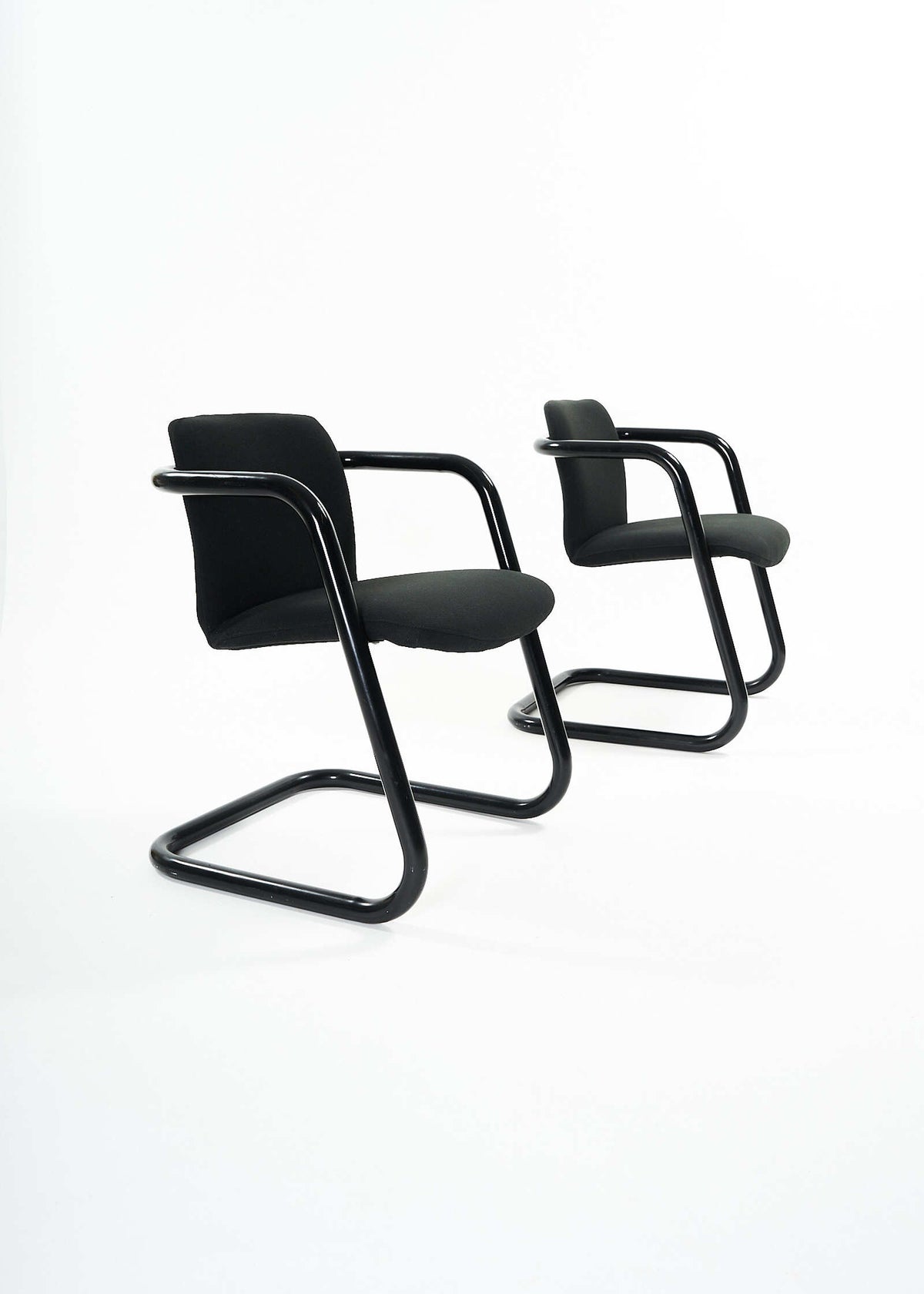 C100-300-Kinetics-Chair-JefferyFear-FullRoom0281