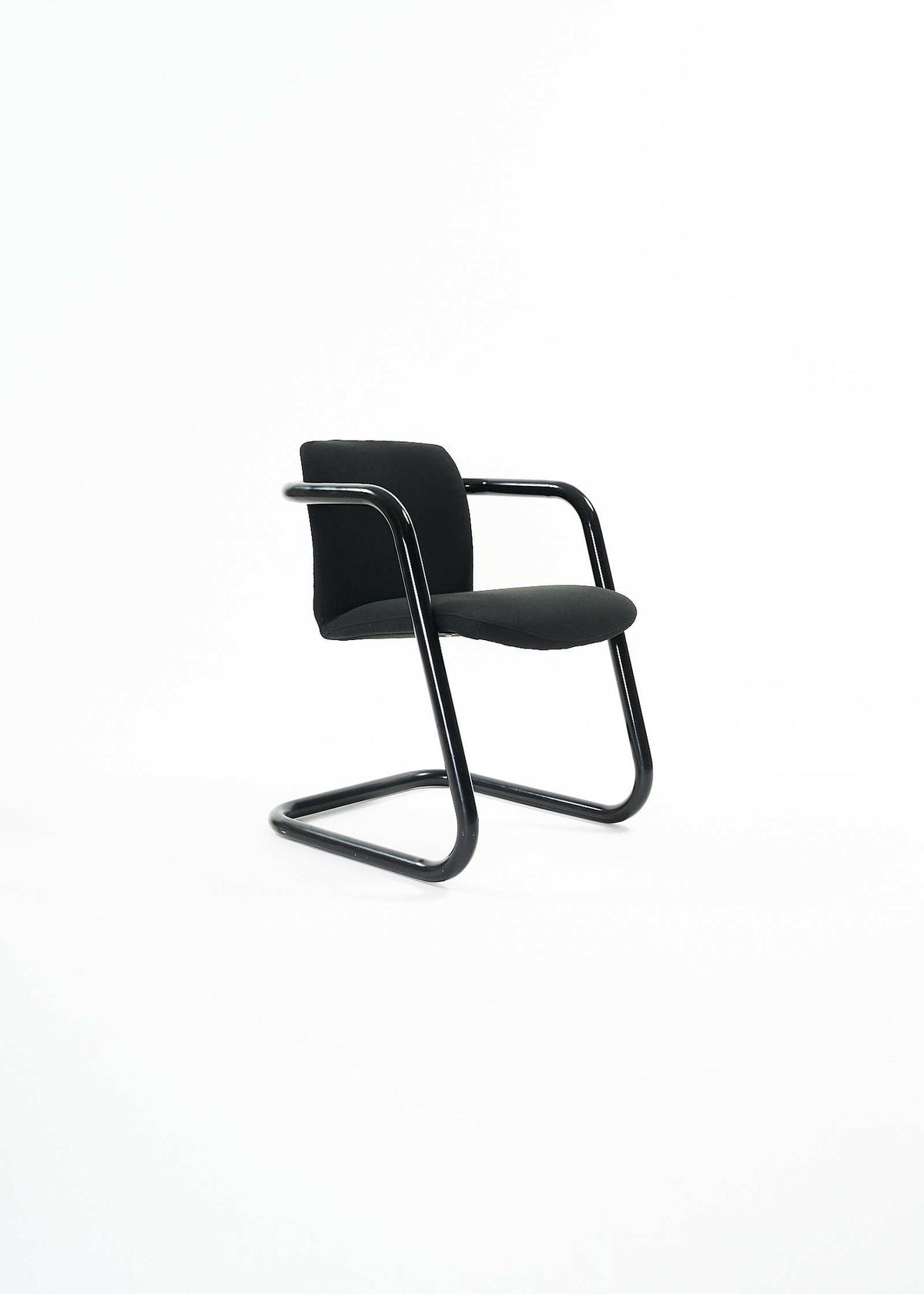C100-300-Kinetics-Chair-JefferyFear-FullRoom0284