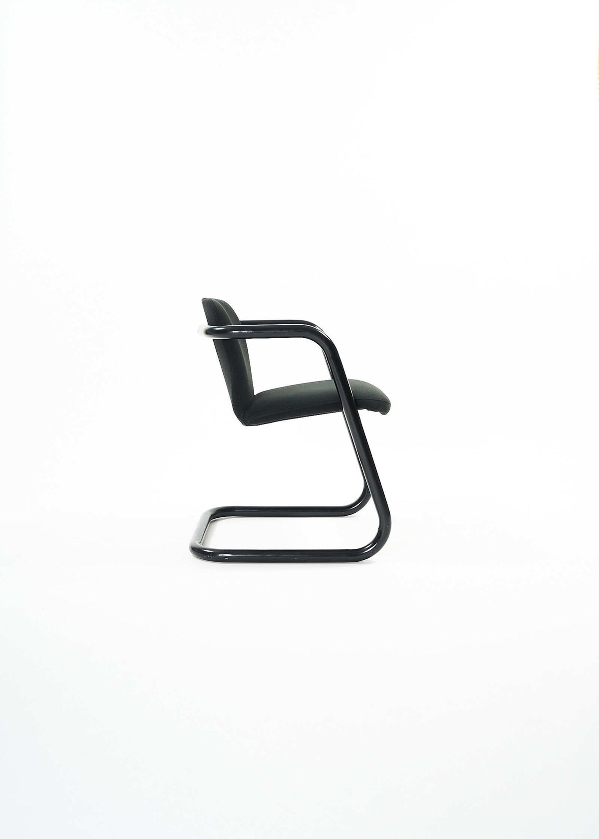C100-300-Kinetics-Chair-JefferyFear-FullRoom0288