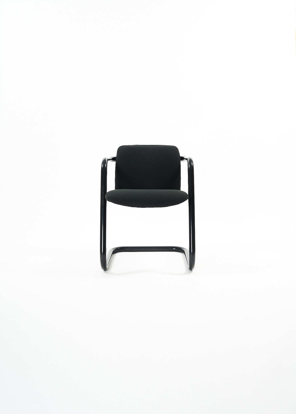 C100-300-Kinetics-Chair-JefferyFear-FullRoom0289