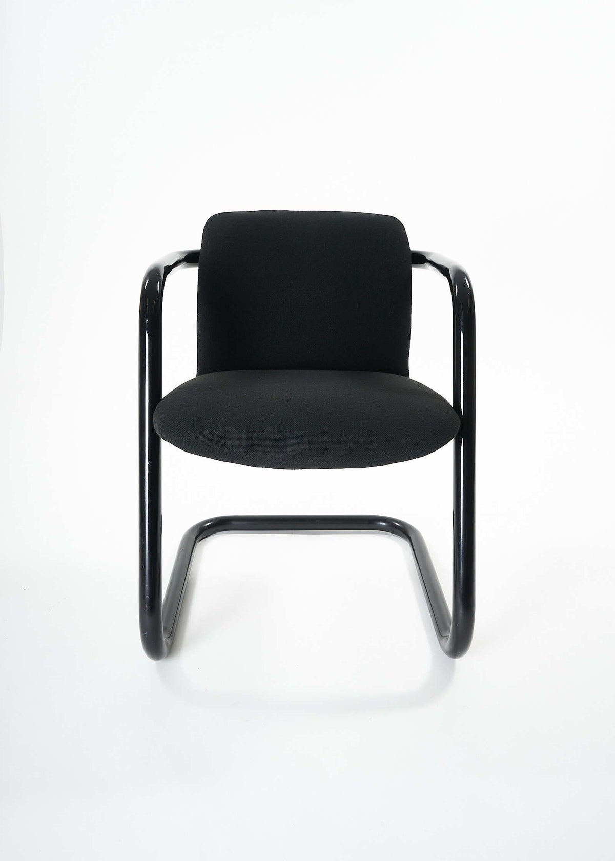 C100-300-Kinetics-Chair-JefferyFear-FullRoom0292