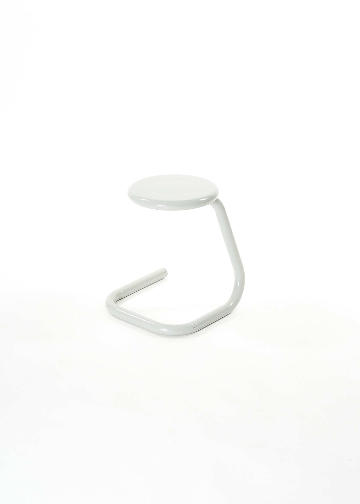 Trio-Paperclip-Stools-Kinetics-Gray-Fullroom1849