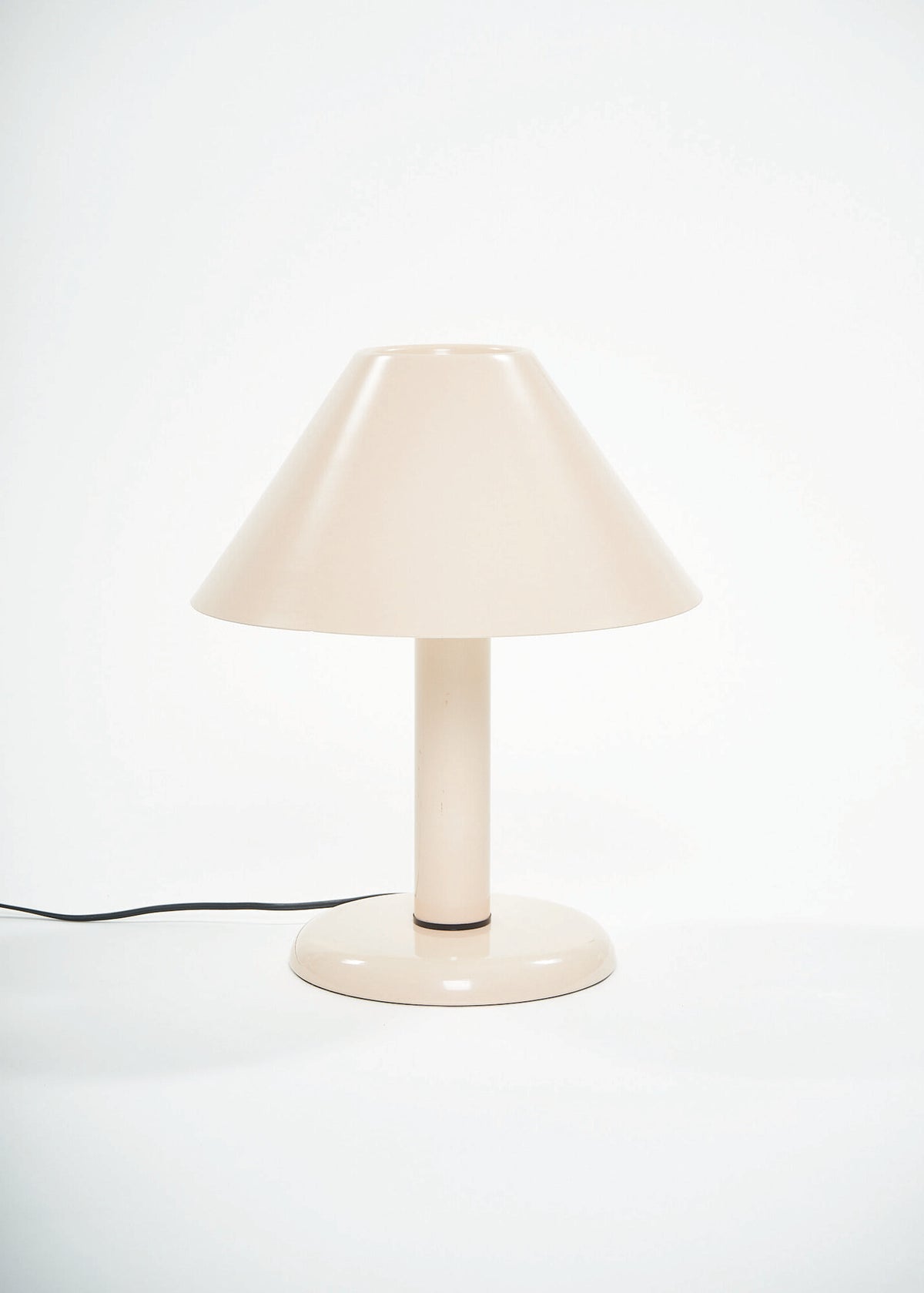Trapeze-lamp-Lyskaer-Pink-FullRoom0262 2