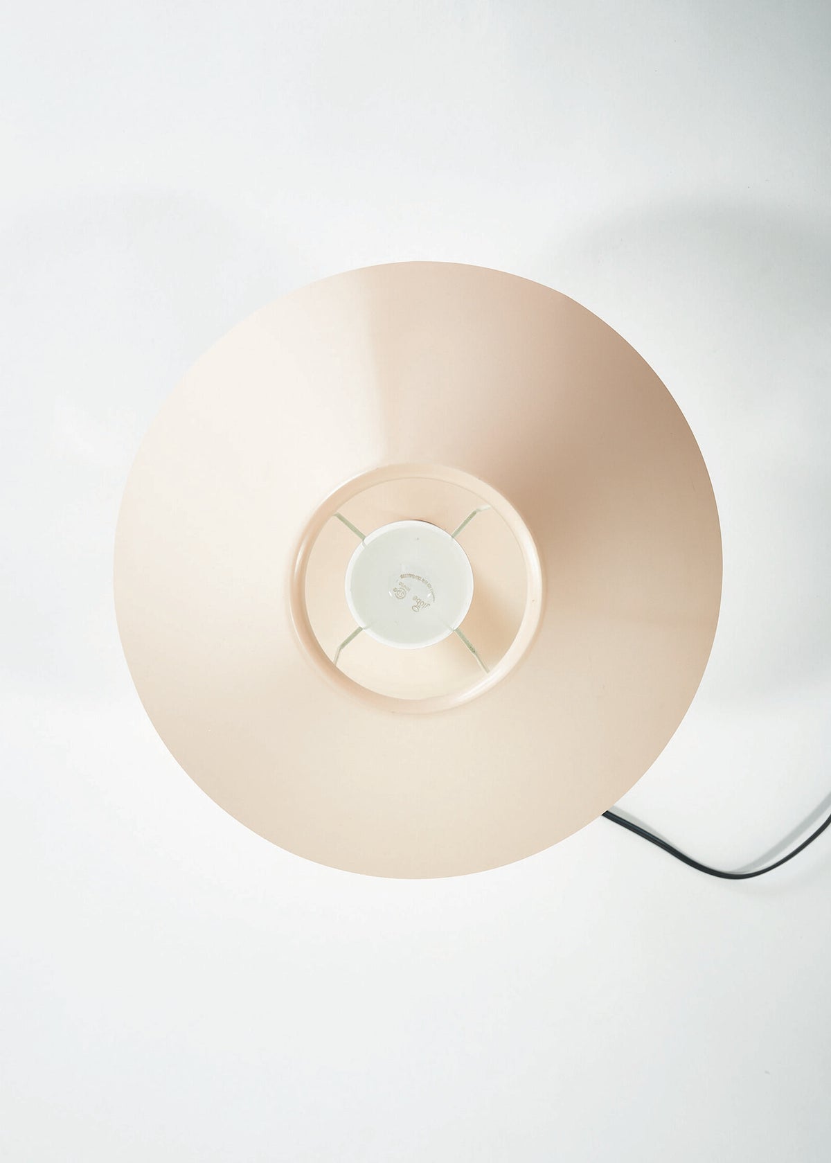 Trapeze-lamp-Lyskaer-Pink-FullRoom0276 2